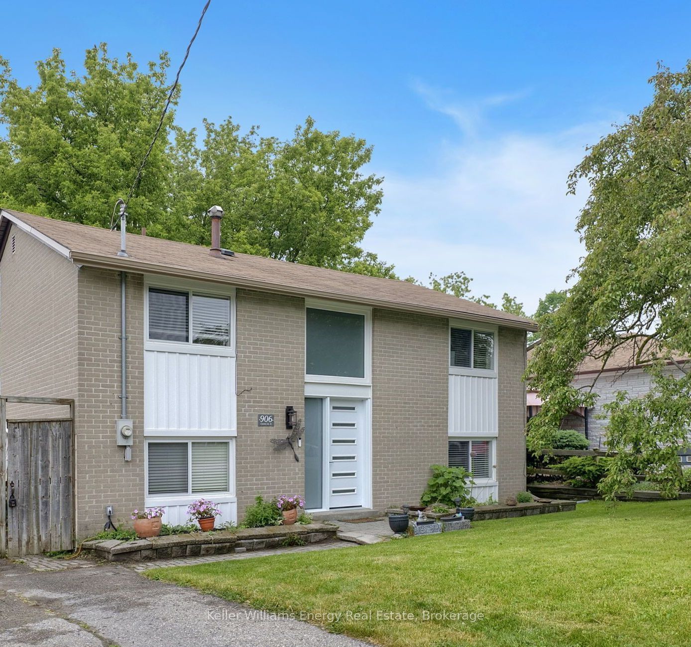 906 Centre Street N, Whitby, ON L1N 4V1 photo 2
