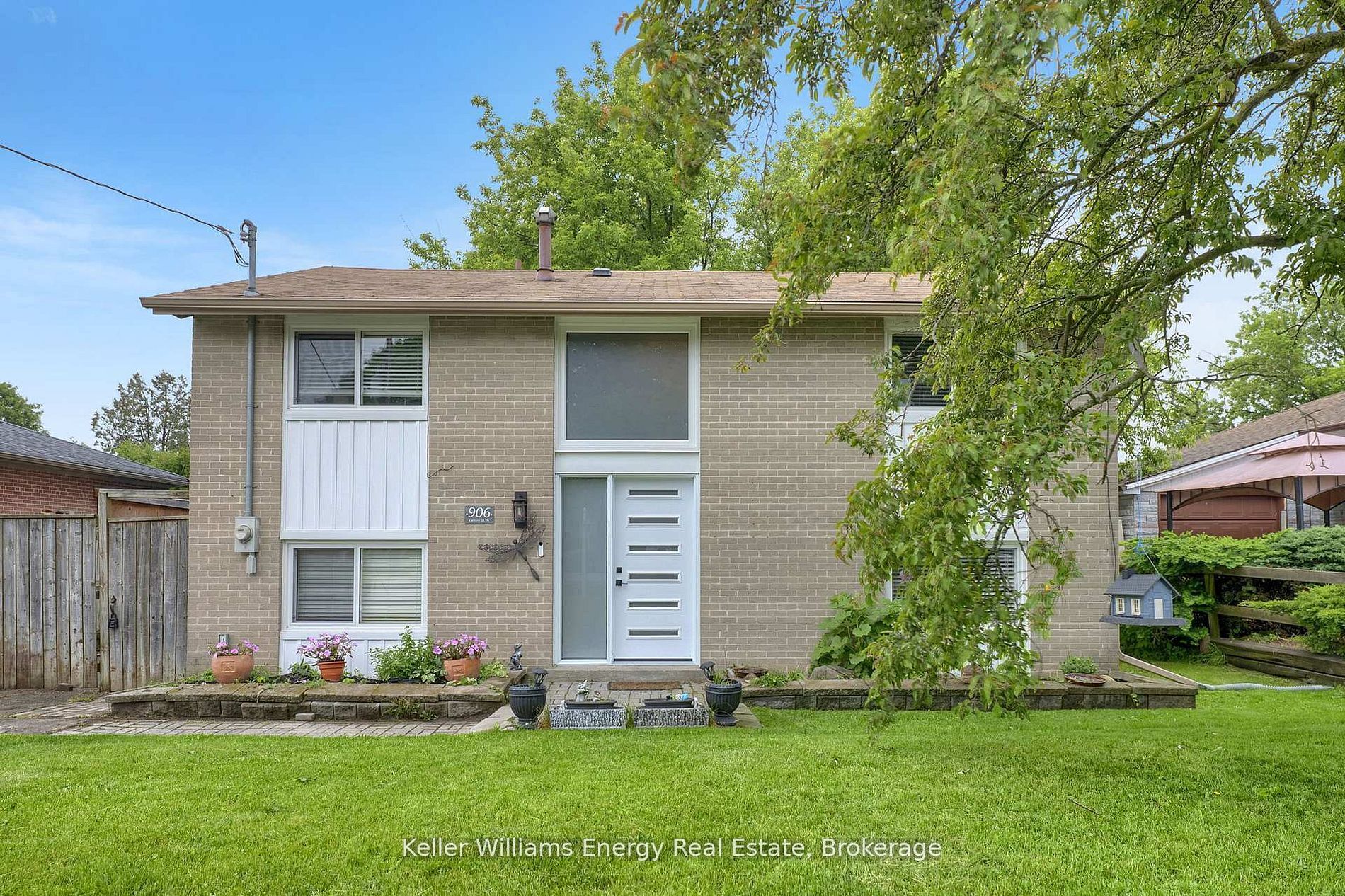 906 Centre Street N, Whitby, ON L1N 4V1 photo 3