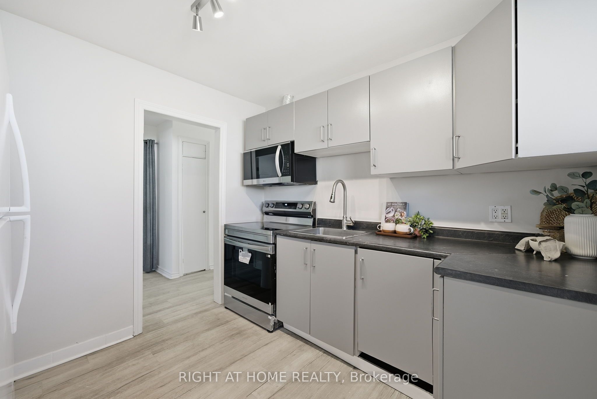 708 Carnegie Avenue, Oshawa, ON L1G 4R6 photo 3