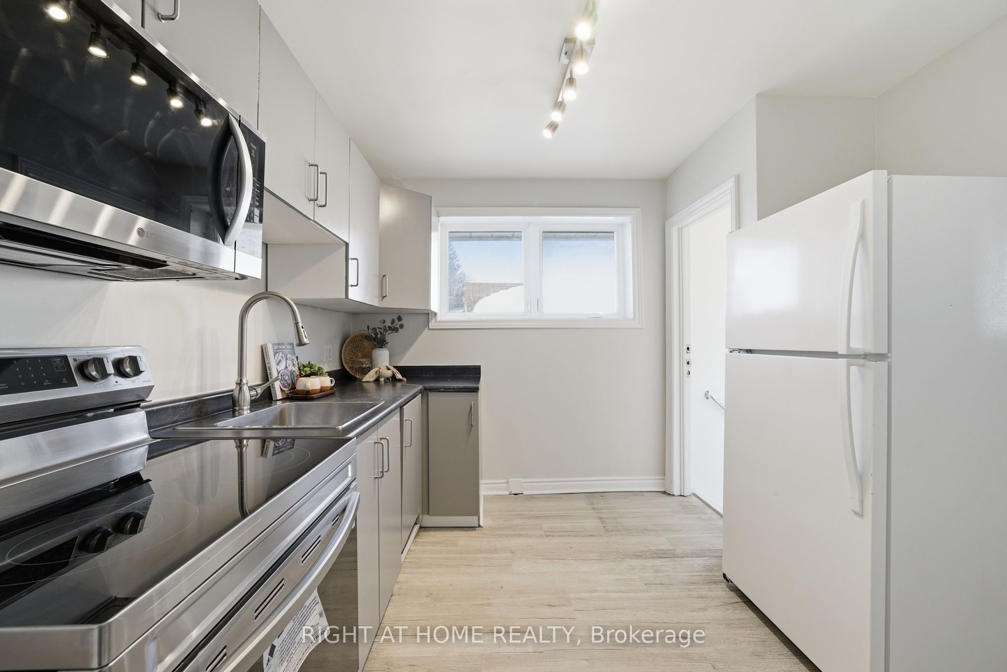 708 Carnegie Avenue, Oshawa, ON L1G 4R6 photo 4