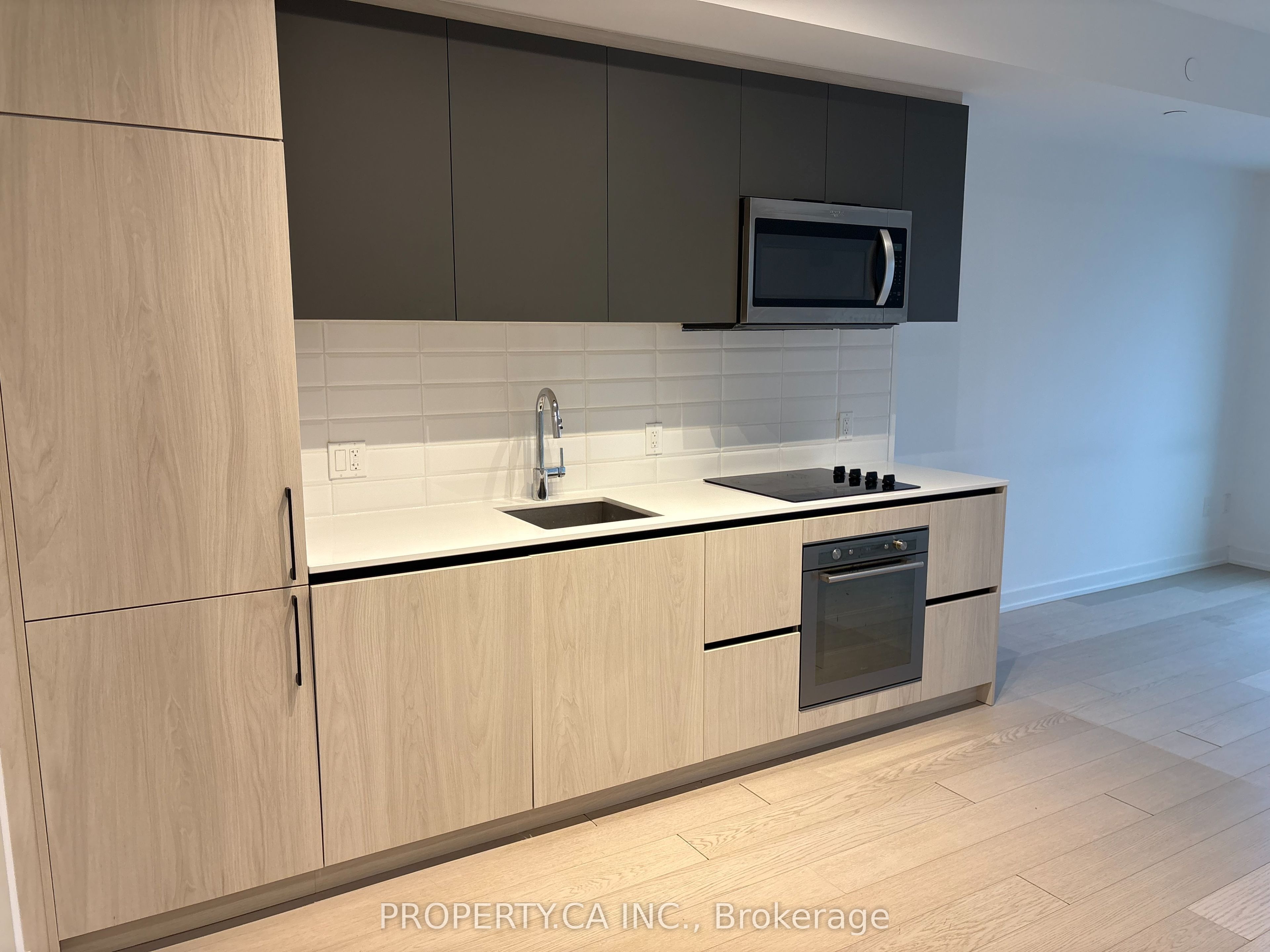 150 Logan Avenue 413, Toronto, ON M4M 0E4 photo 2