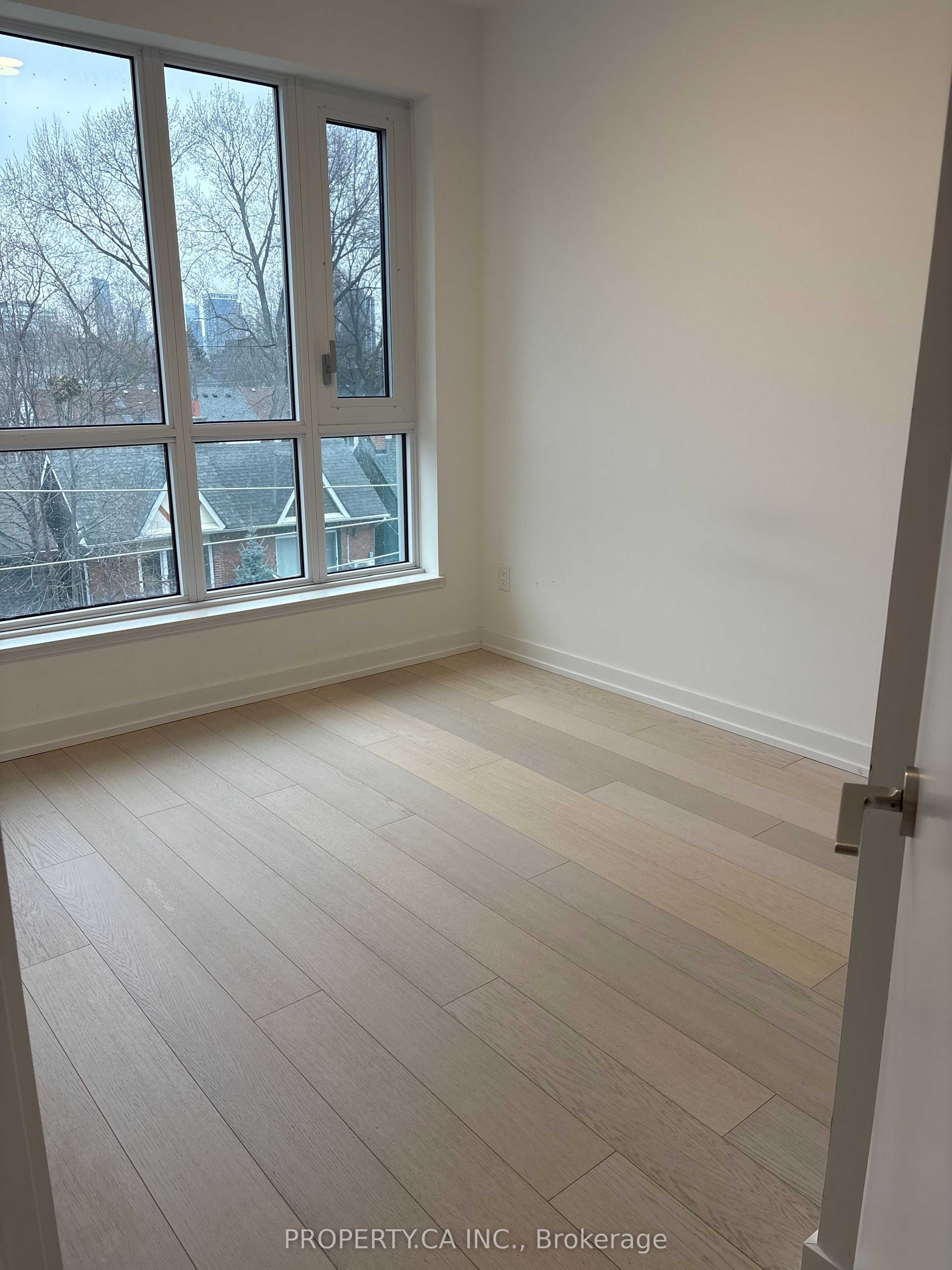 150 Logan Avenue 413, Toronto, ON M4M 0E4 photo 4