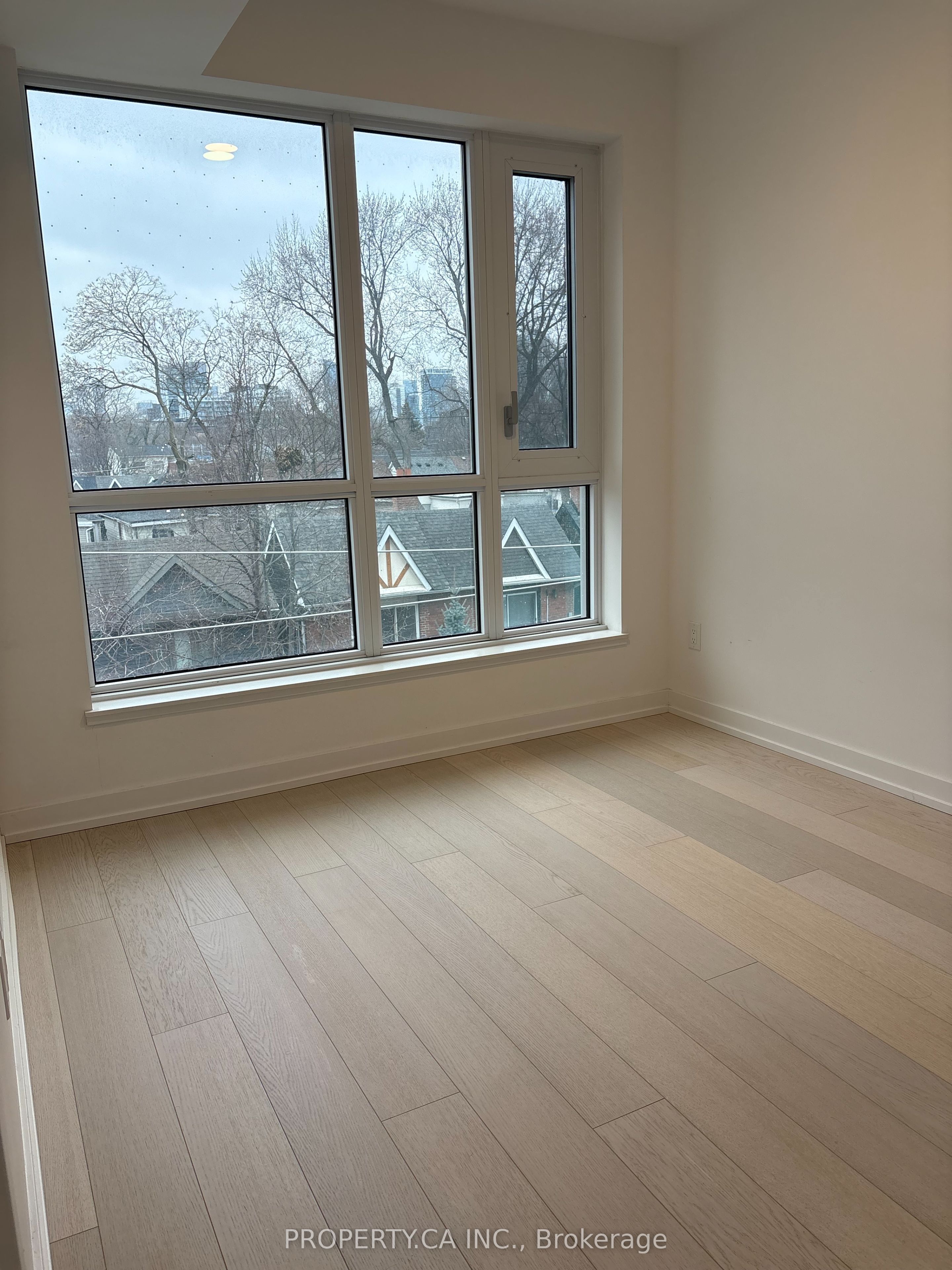 150 Logan Avenue 413, Toronto, ON M4M 0E4 photo 5