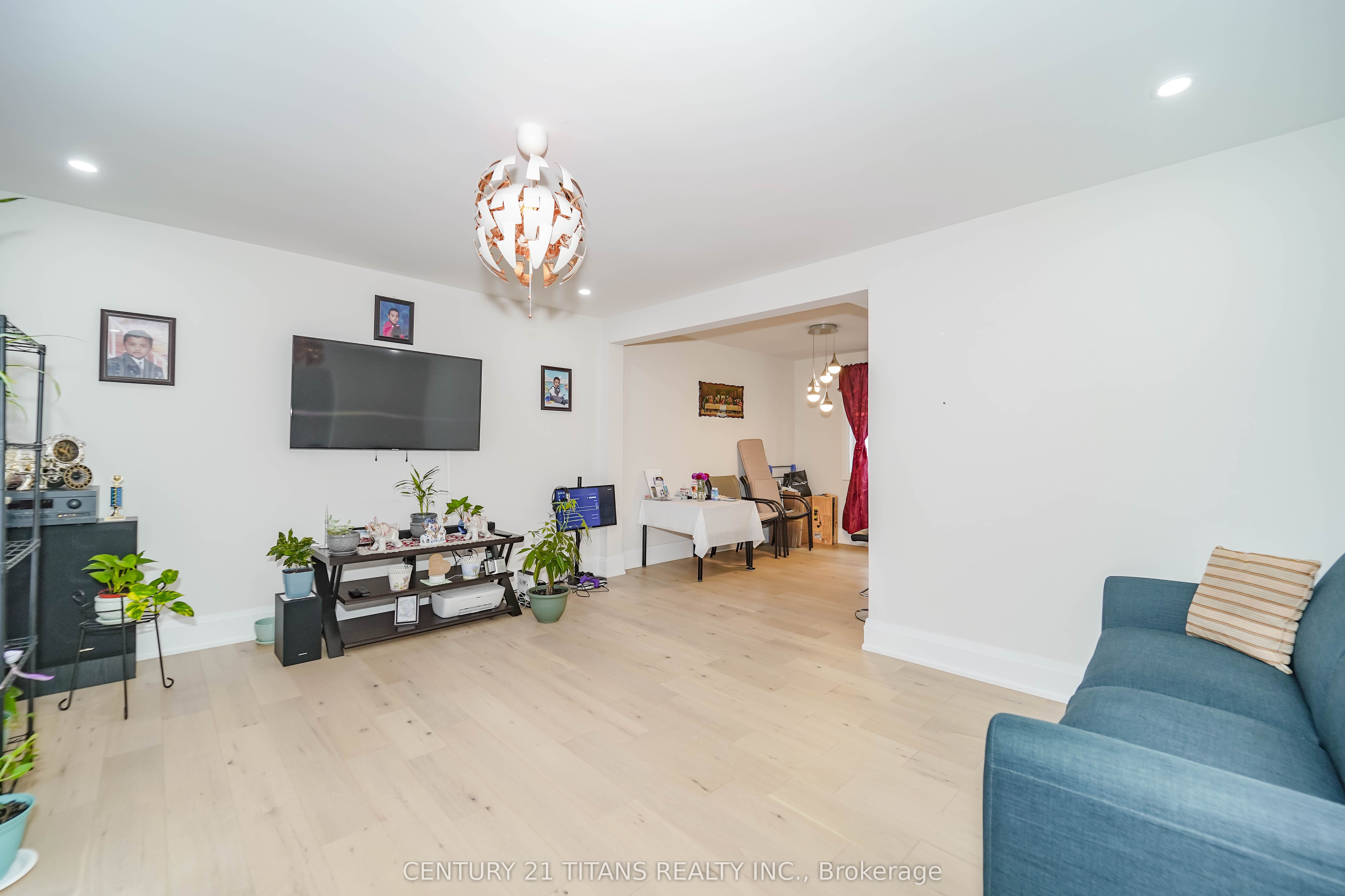 42 Pixley Crescent, Toronto, ON M1E 3G6