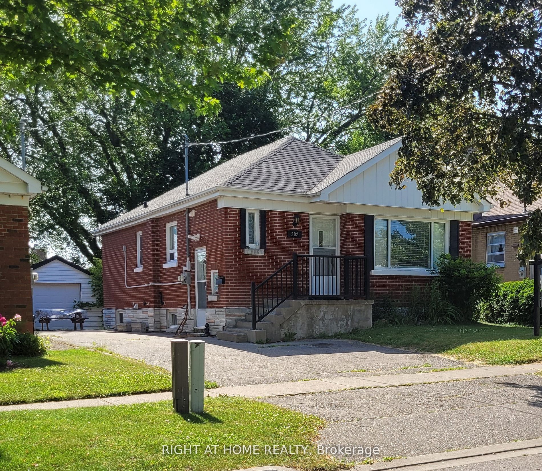 202 Cadillac Avenue S Lower, Oshawa, ON L1H 5Z7 photo 2