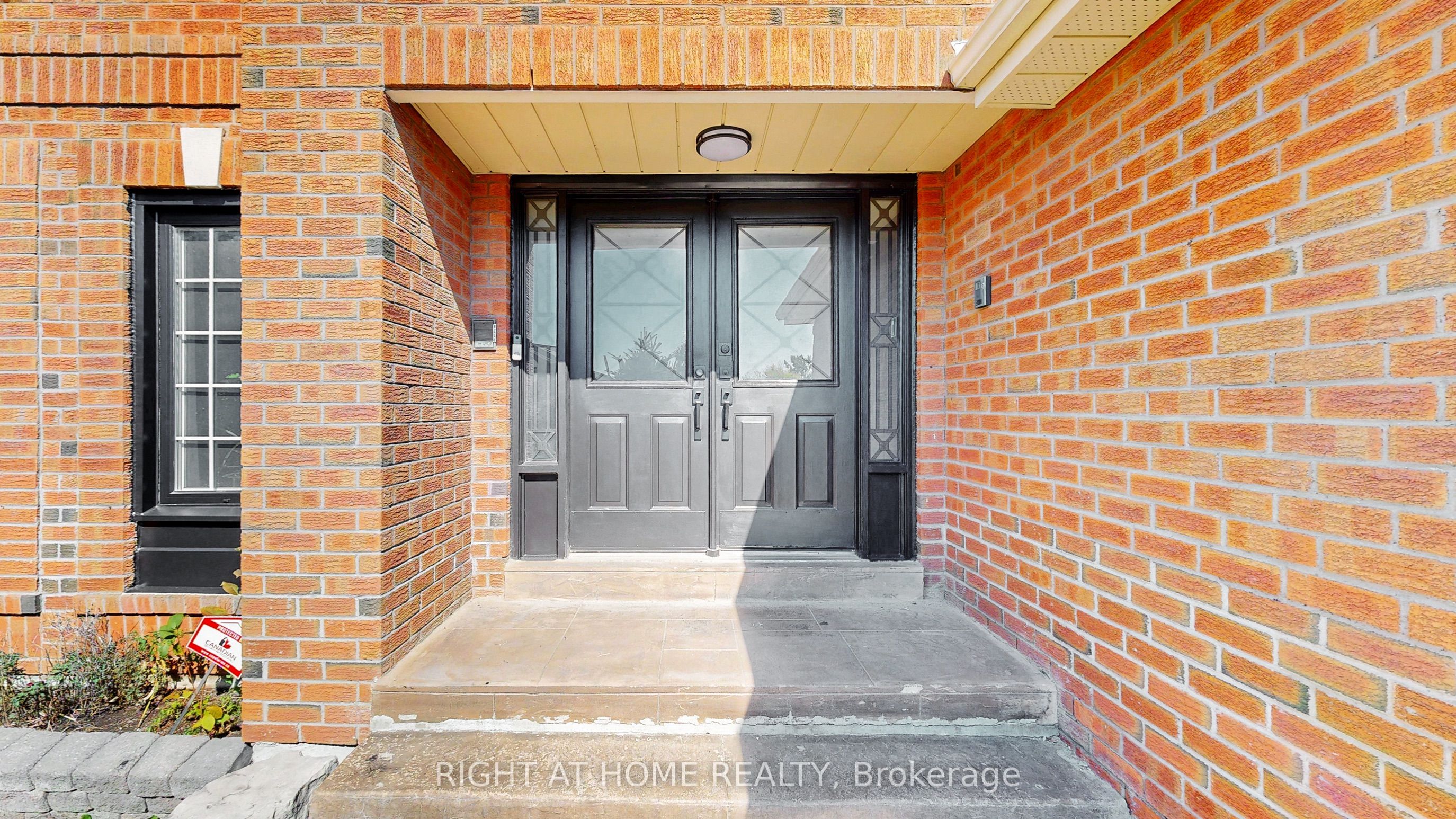 1590 Major Oaks Road, Pickering, ON L1X 2G9 photo 2