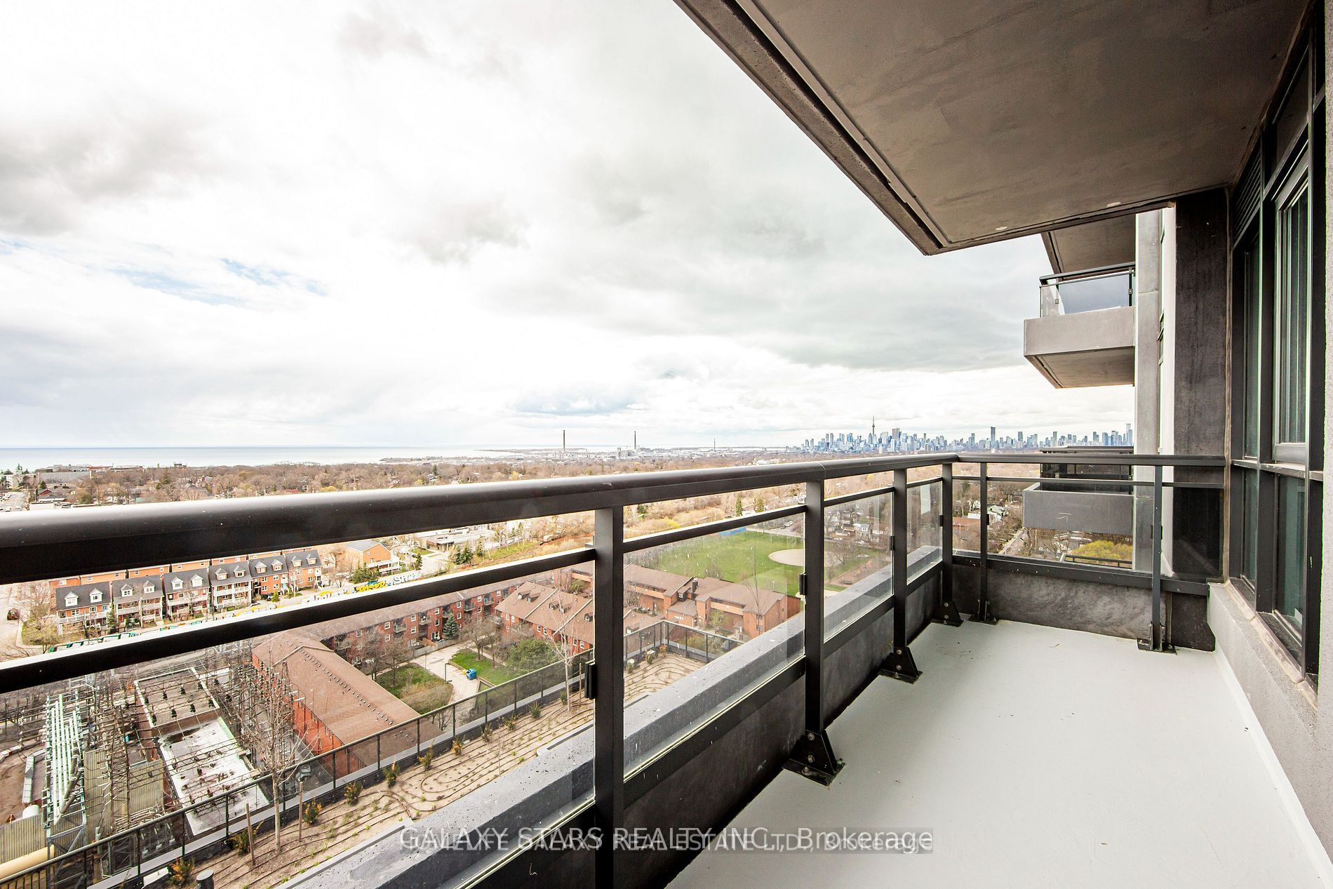 286 Main Street 1607, Toronto, ON M4C 0B3 photo 2