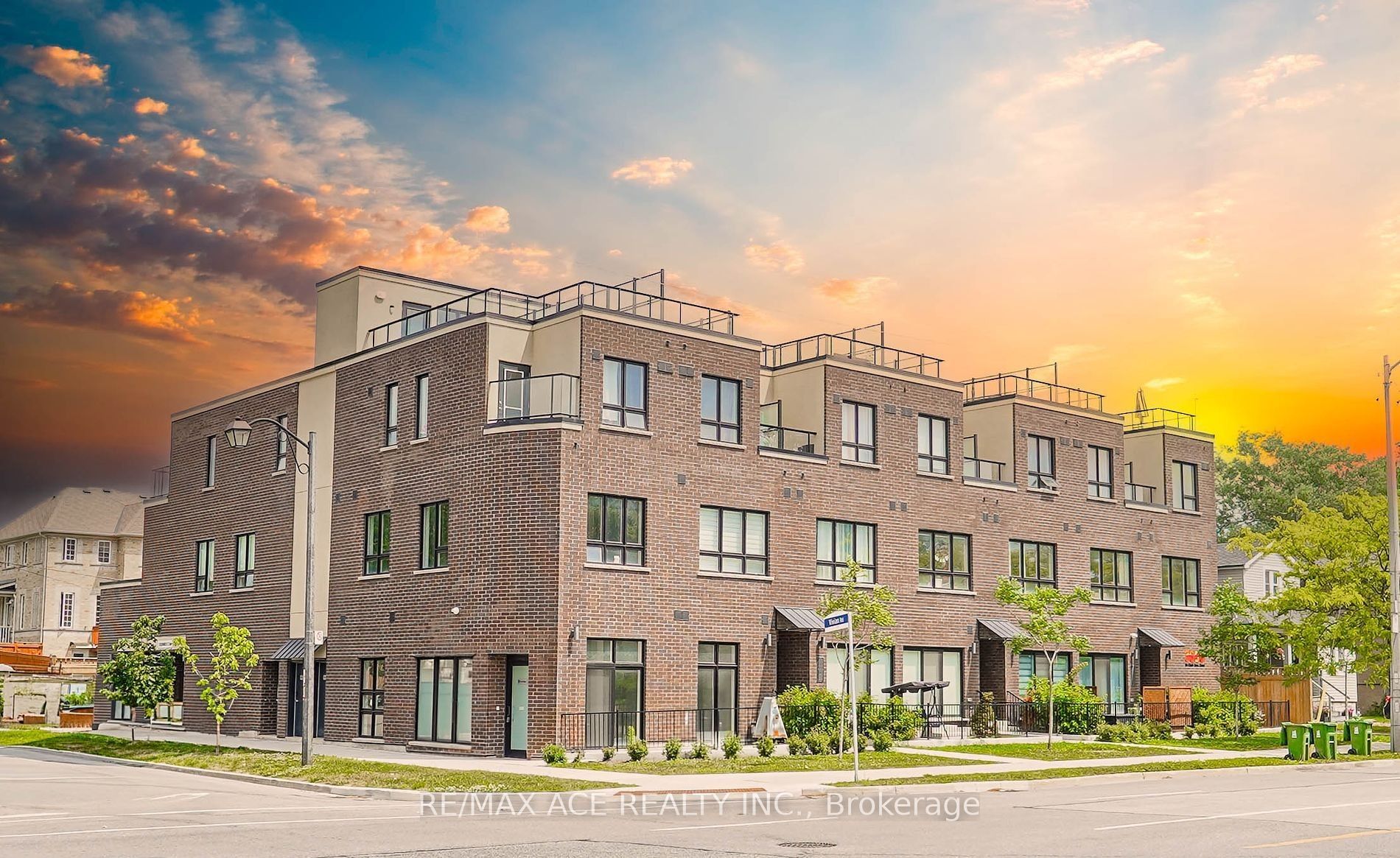 3686 St Clair Avenue E 105, Toronto, ON M1M 0E4