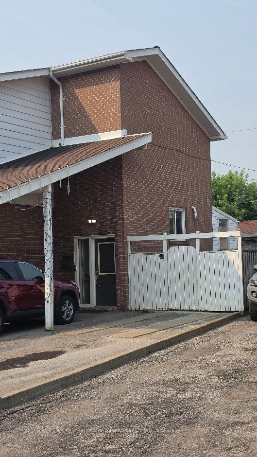 888 Krosno Boulevard, Pickering, ON L1W 1H4