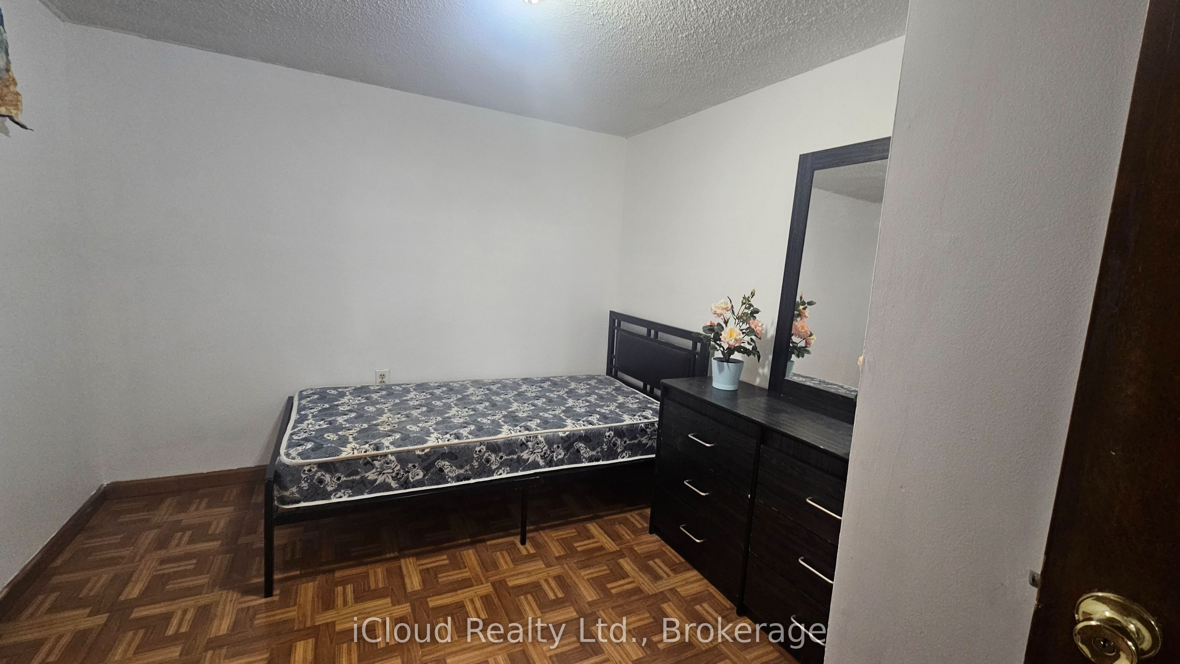 39 Frey Crescent BSMNT, Toronto, ON M1R 2C5 photo 3