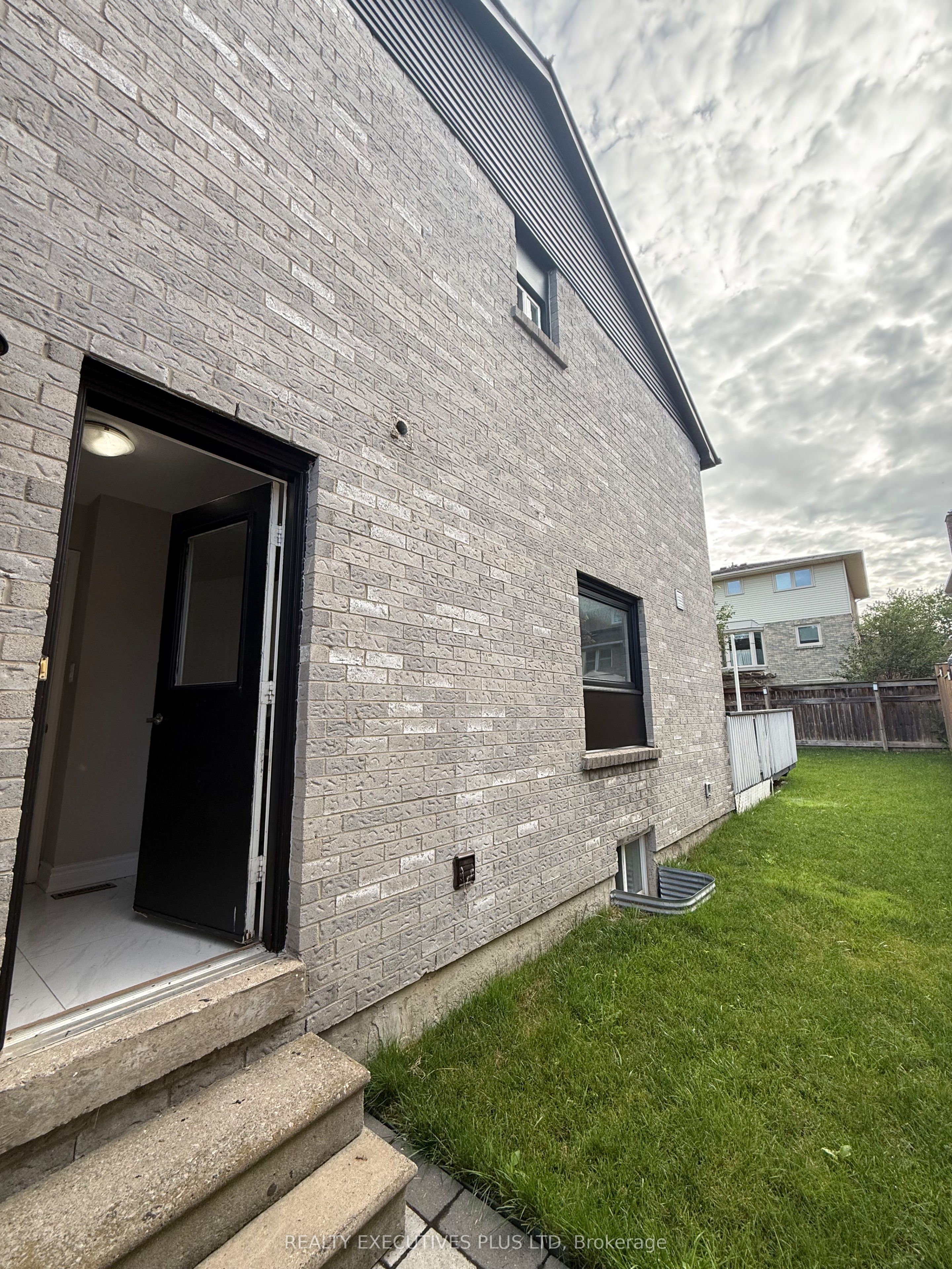 693 Barnes Crescent, Oshawa, ON L1J 8K2 photo 5