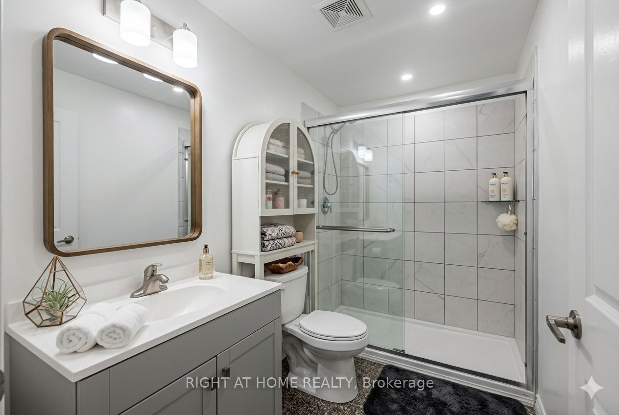 936 Glen St Street S 208, Oshawa, ON L1J 5Z7 photo 3