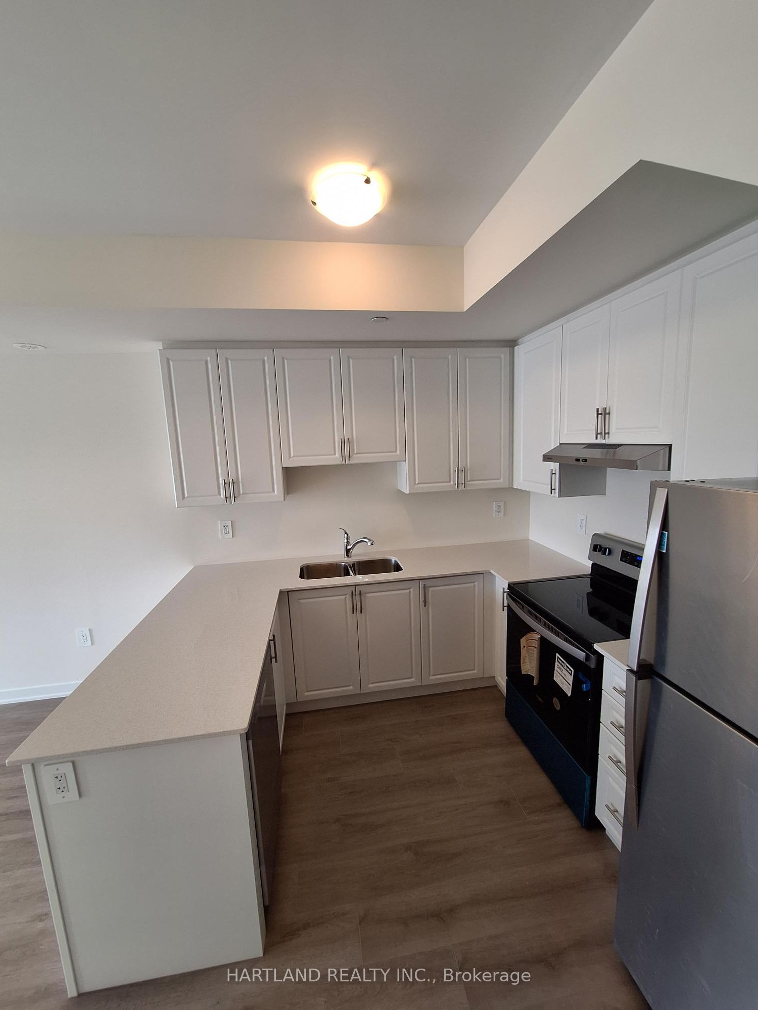 1695 Dersan Street 304, Pickering, ON L1X 0S9 photo 3