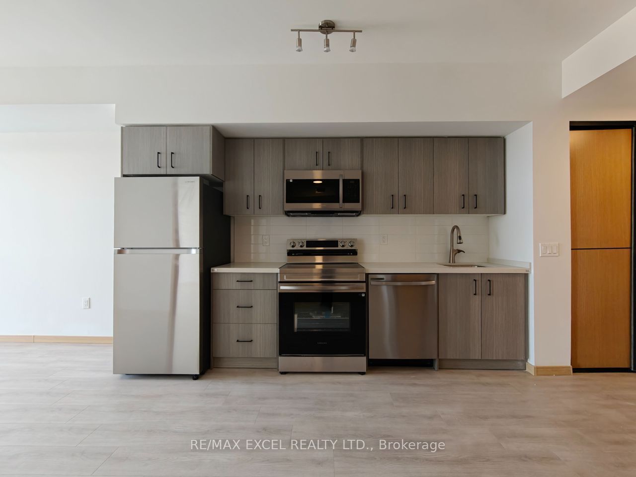 3429 Sheppard Avenue E 910, Toronto, ON M1T 3K5 photo 2