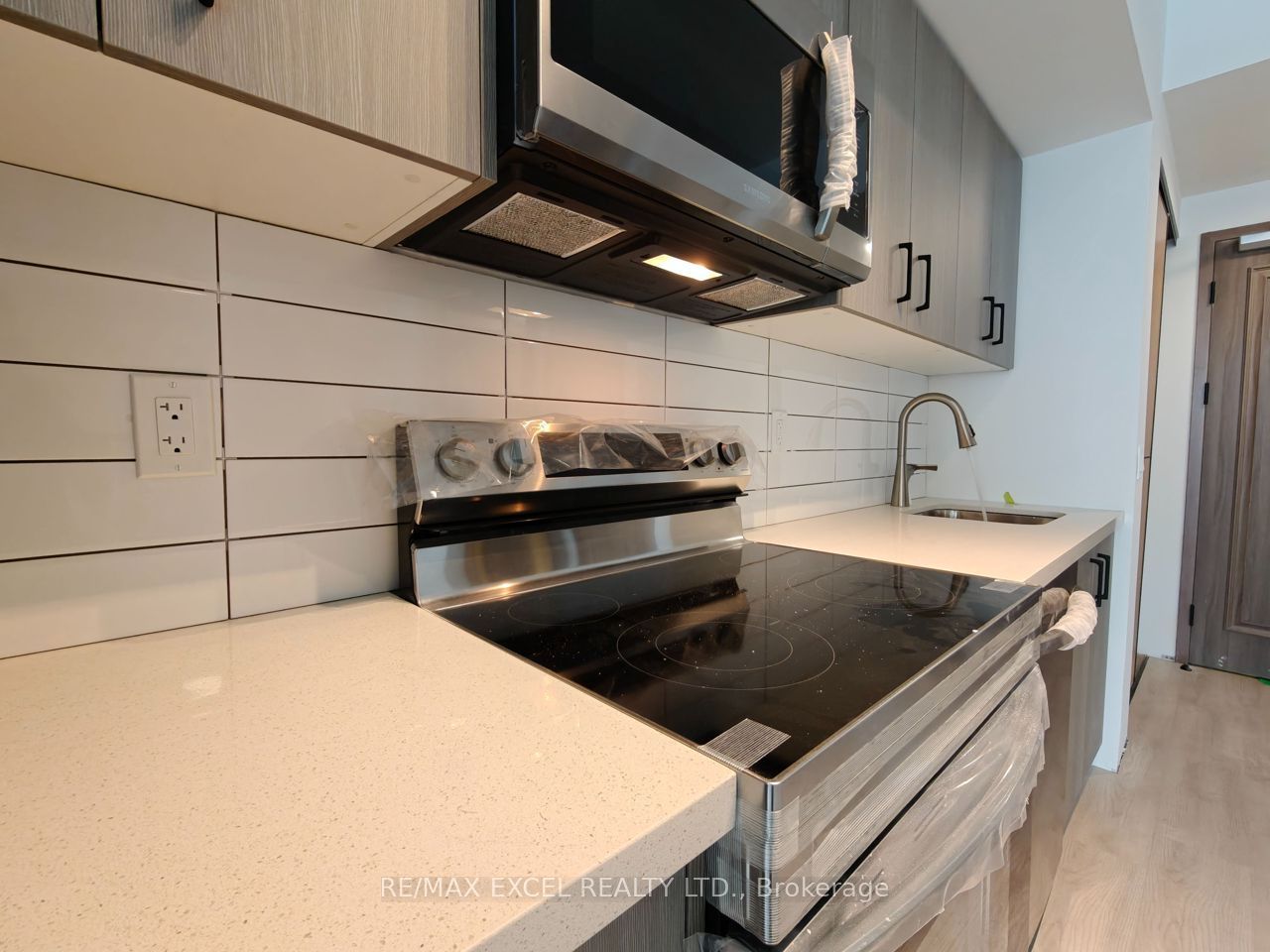 3429 Sheppard Avenue E 910, Toronto, ON M1T 3K5 photo 3