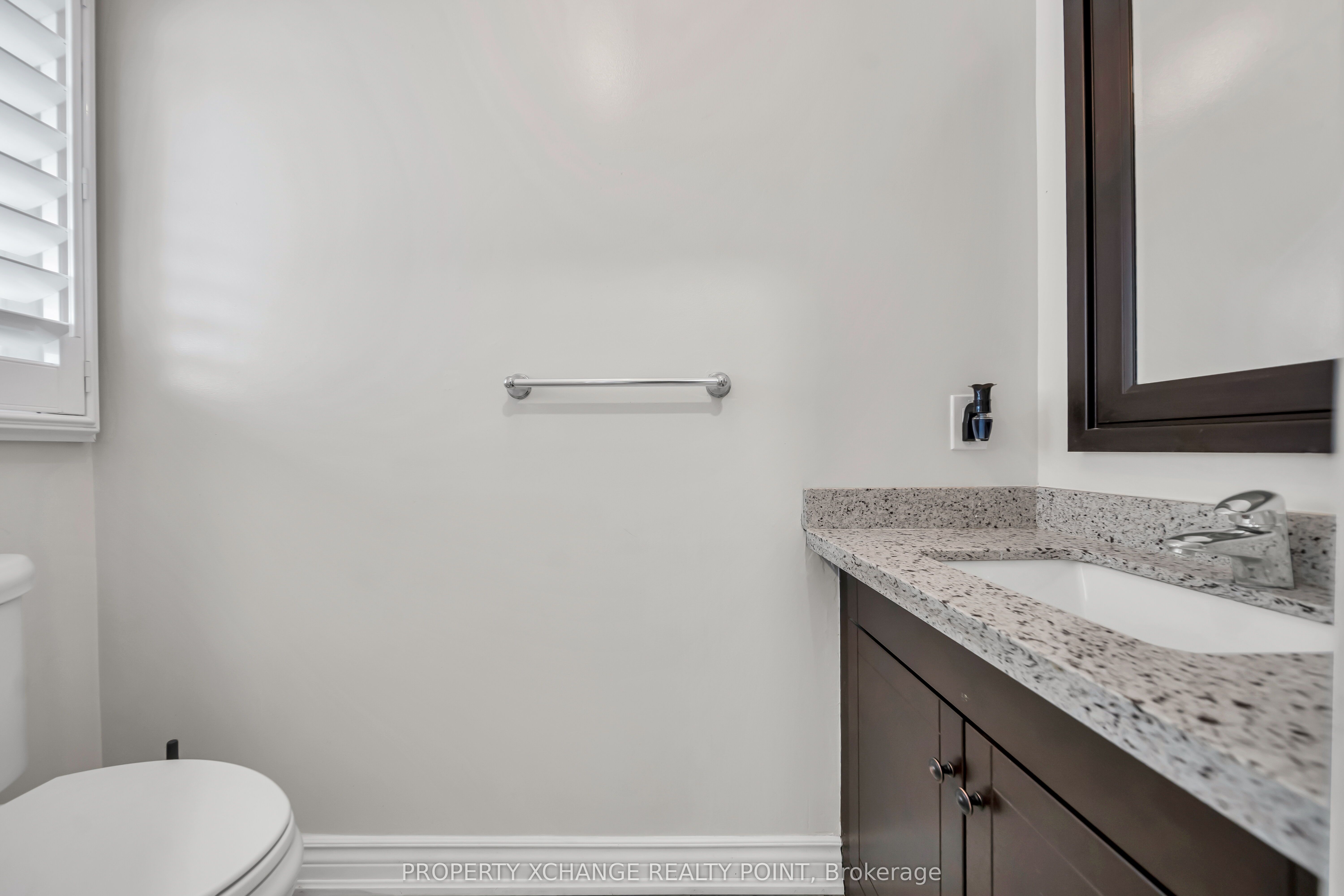 12 Waverly Street S, Oshawa, ON L1J 5T7 photo 3