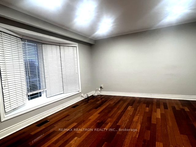 27 Safari Street (Main), Toronto, ON M1K 3R1 photo 3