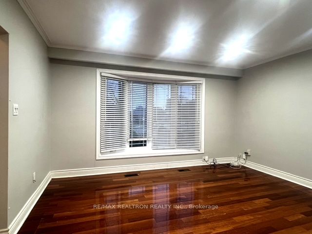 27 Safari Street (Main), Toronto, ON M1K 3R1 photo 4
