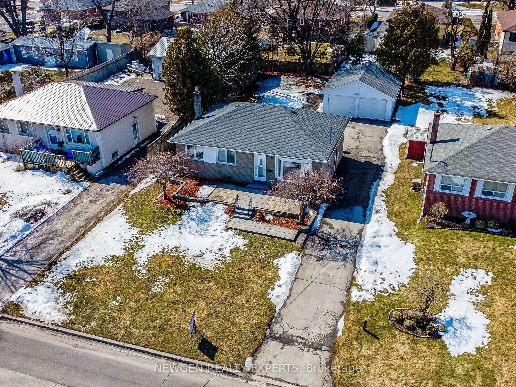 30 Linton Avenue E, Ajax, ON L1T 2X6