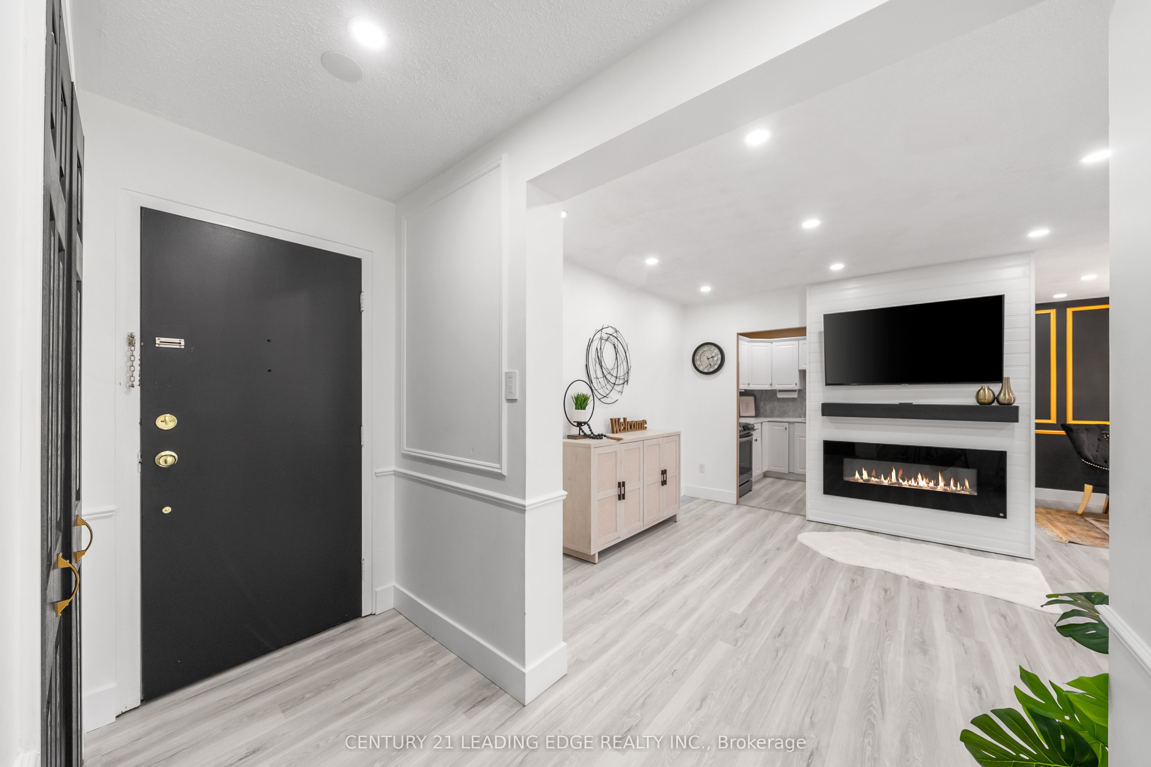 131 Taunton Road E 502, Oshawa, ON L1G 3T8 photo 3