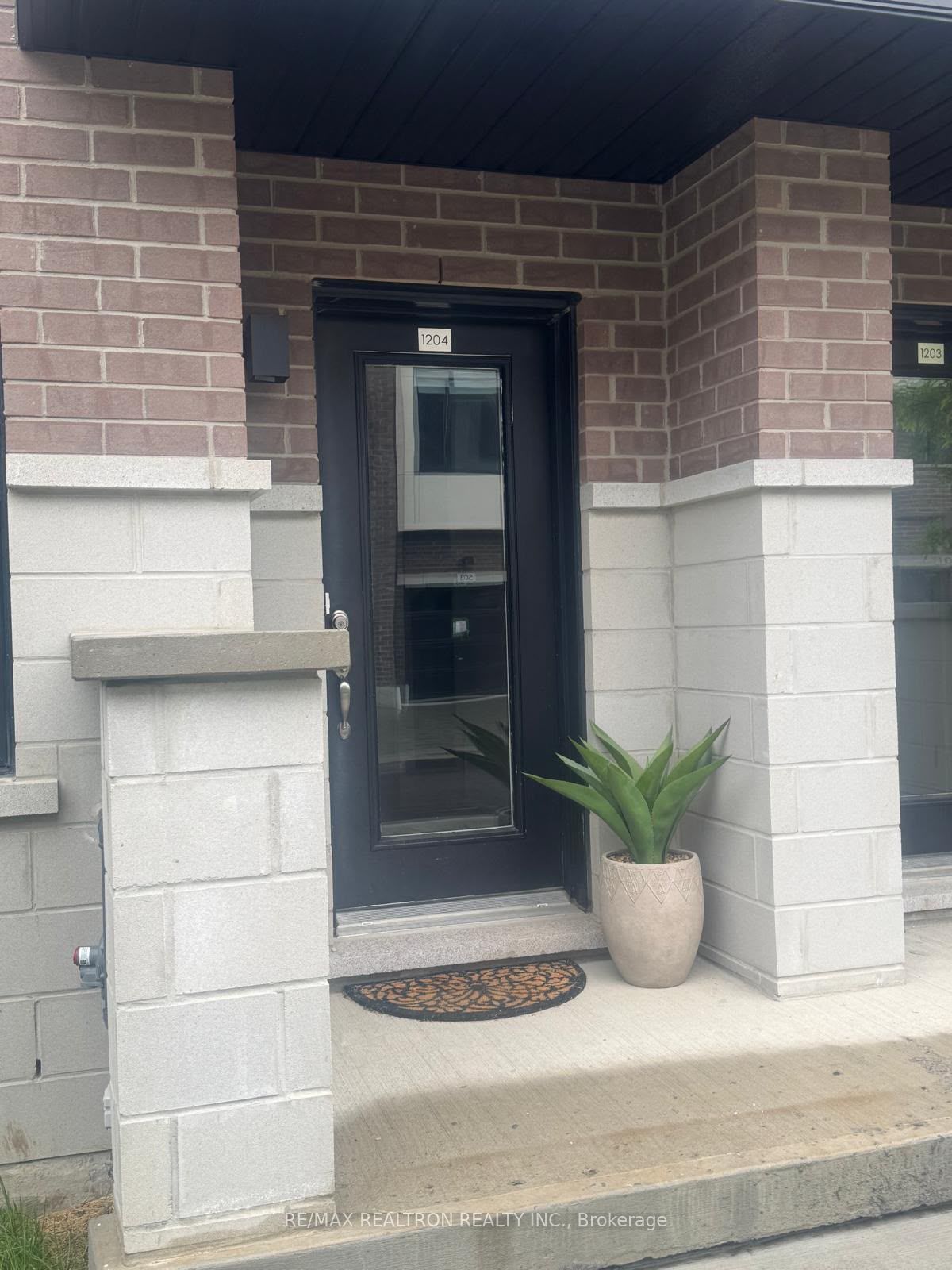 1695 Dersan Street 1204, Pickering, ON L1X 0S9 photo 2