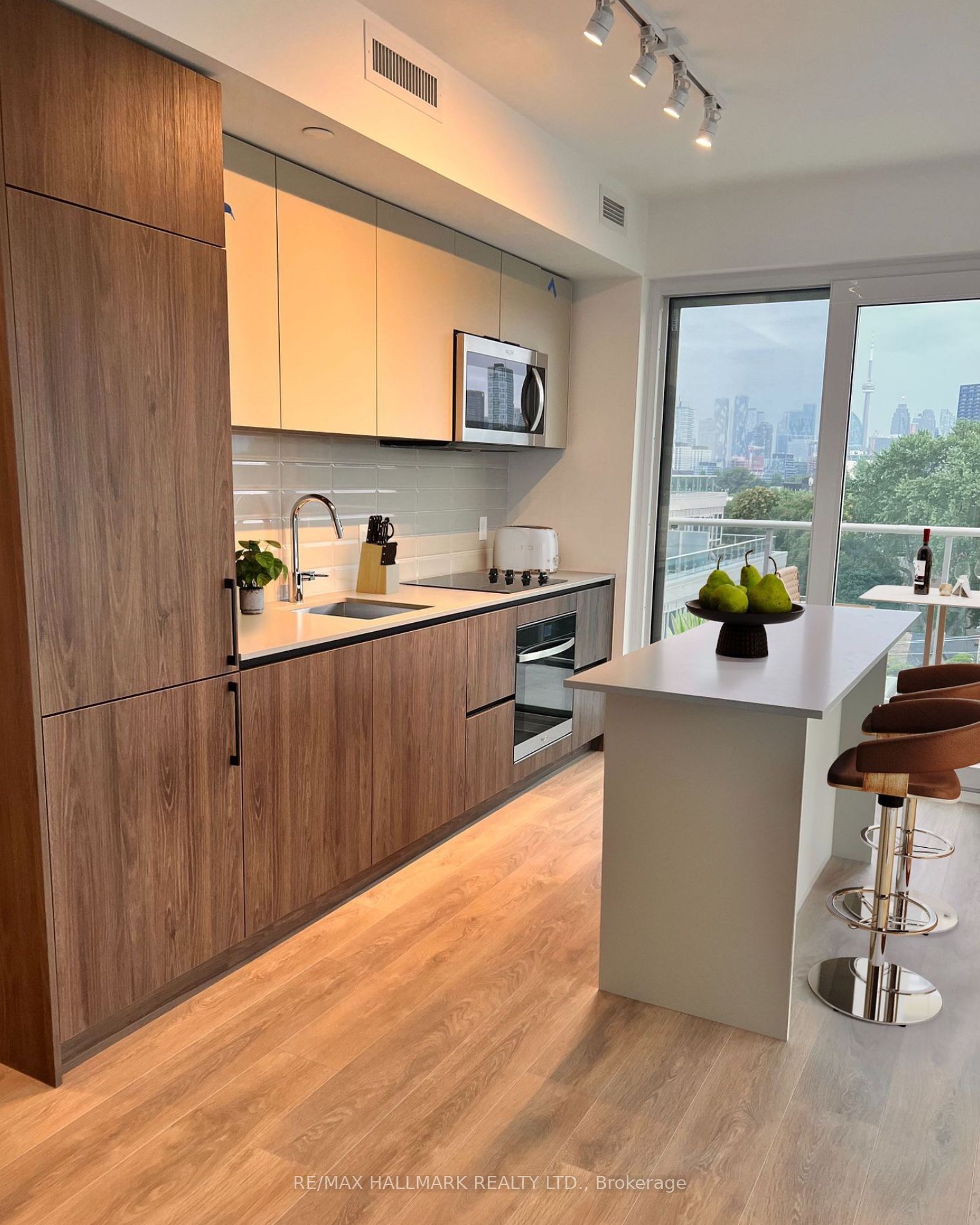 150 Logan Avenue 723, Toronto, ON M4M 0E4 photo 3