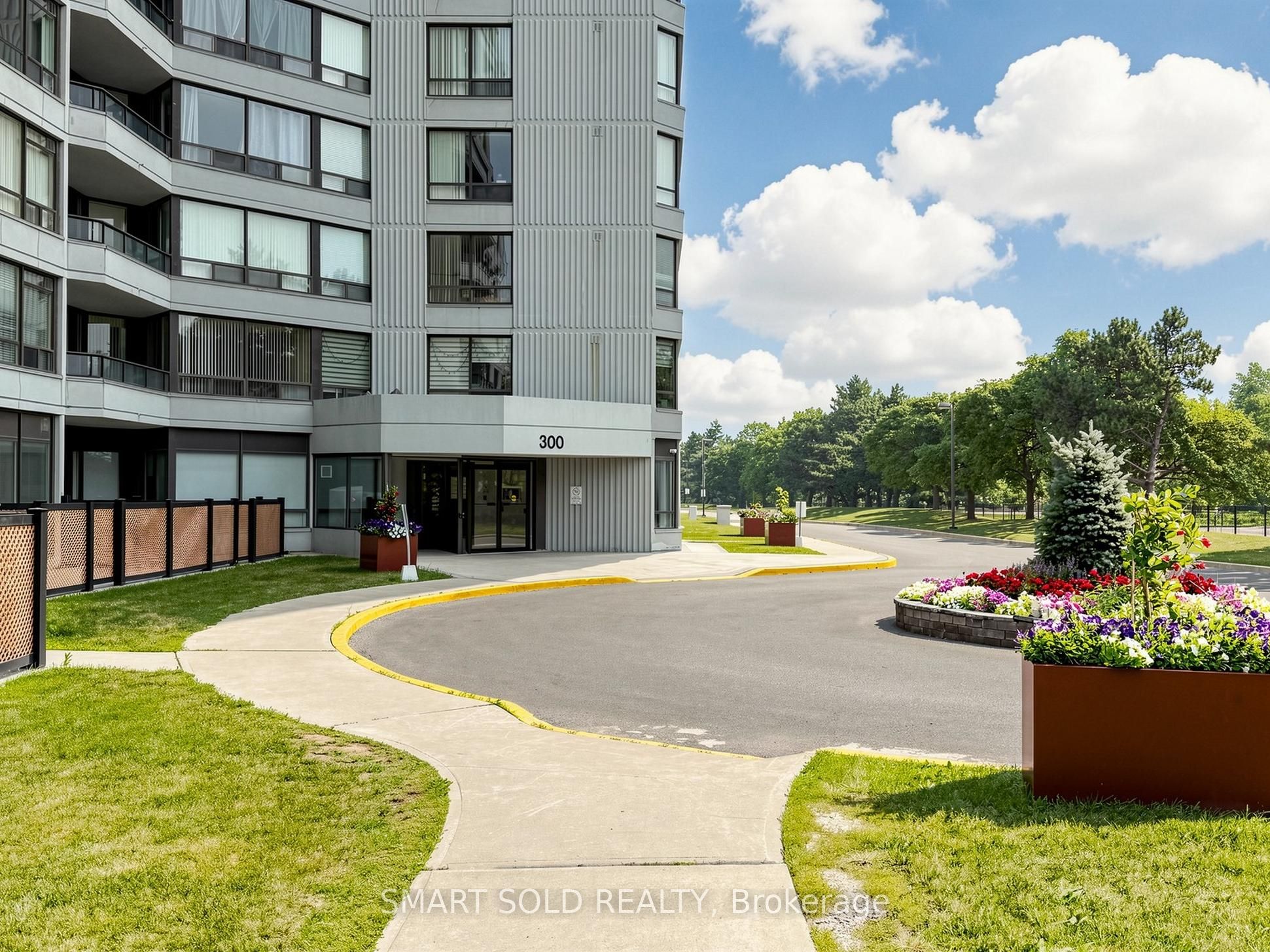 300 Alton Towers Circle 908, Toronto, ON M1V 4X9 photo 3