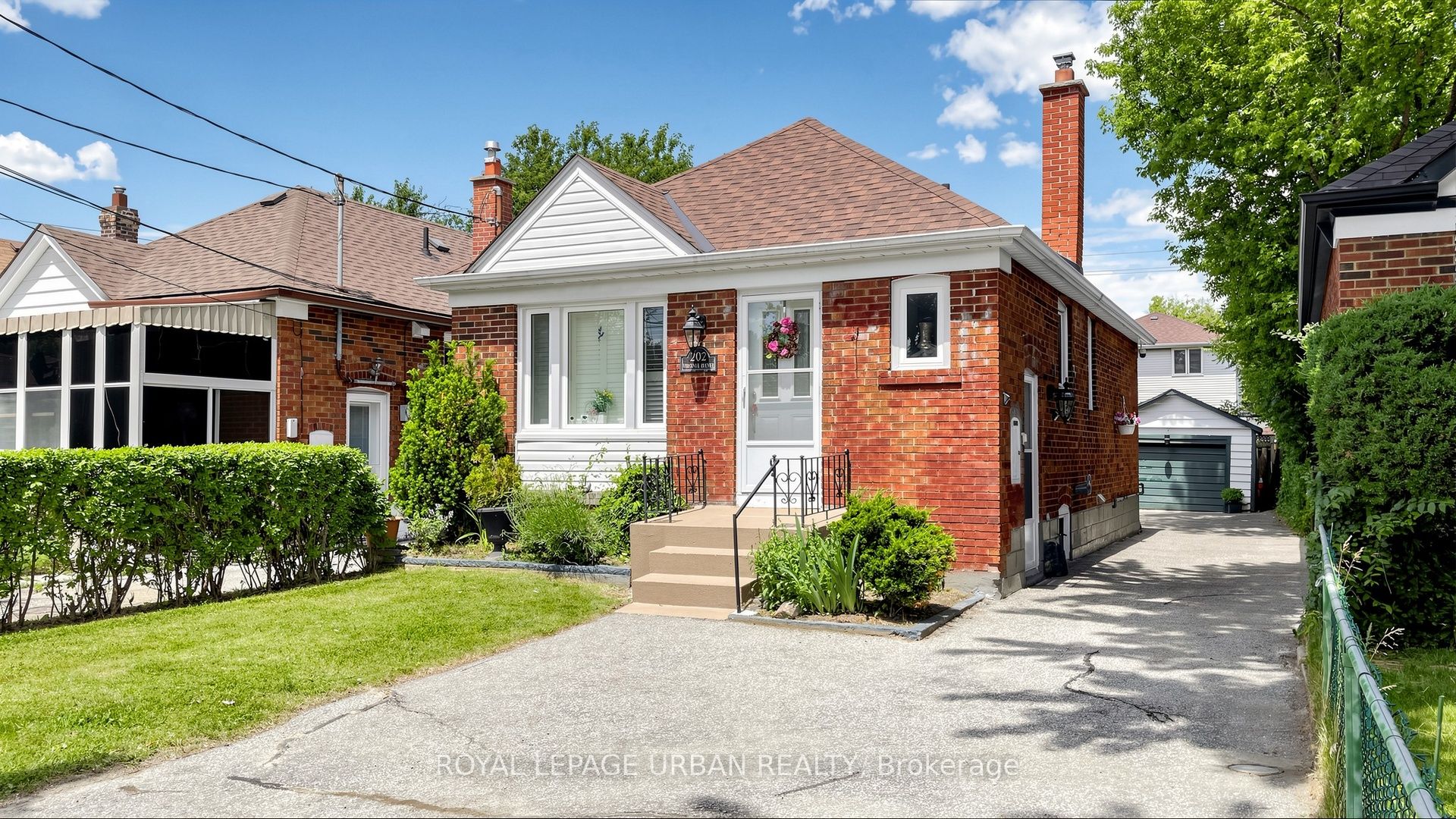 202 Virginia Avenue, Toronto, ON M4C 2T7 photo 2