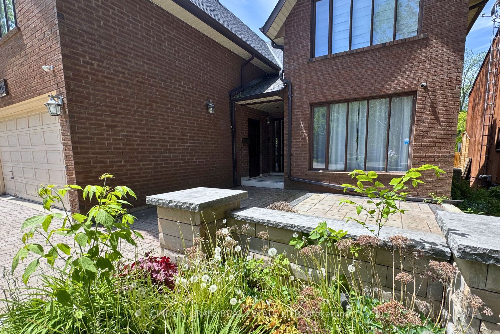 1426 Highbush Trail, Pickering, ON L1V 1N5 photo 2