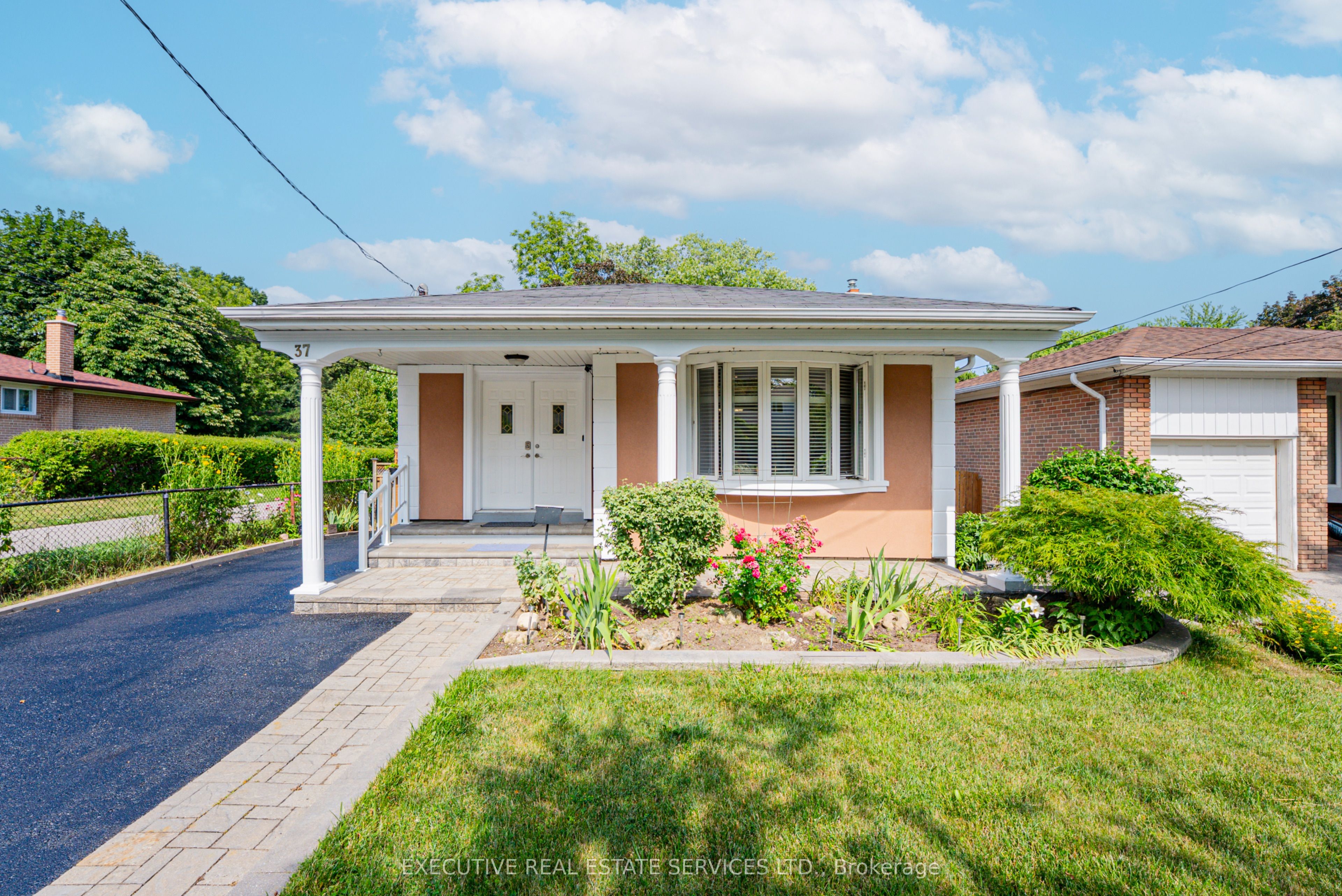 37 Ravenview Drive, Toronto, ON M1E 3L9