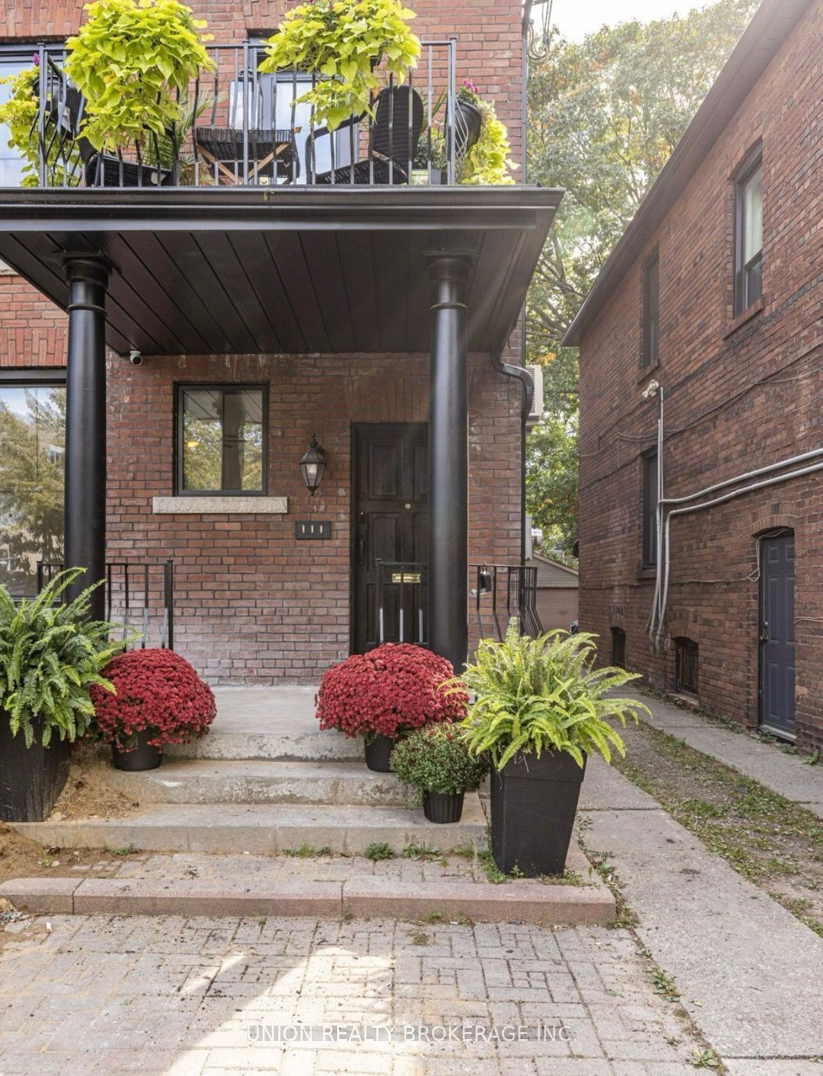 3 Withrow Avenue 300, Toronto, ON M4K 1C8 photo 2