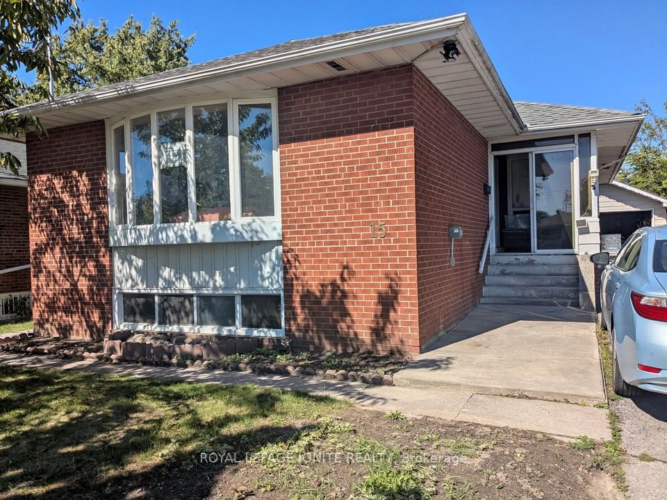 15 Beacham Crescent Main, Toronto, ON M1T 1M9