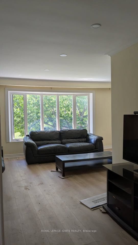 15 Beacham Crescent Main, Toronto, ON M1T 1M9 photo 4