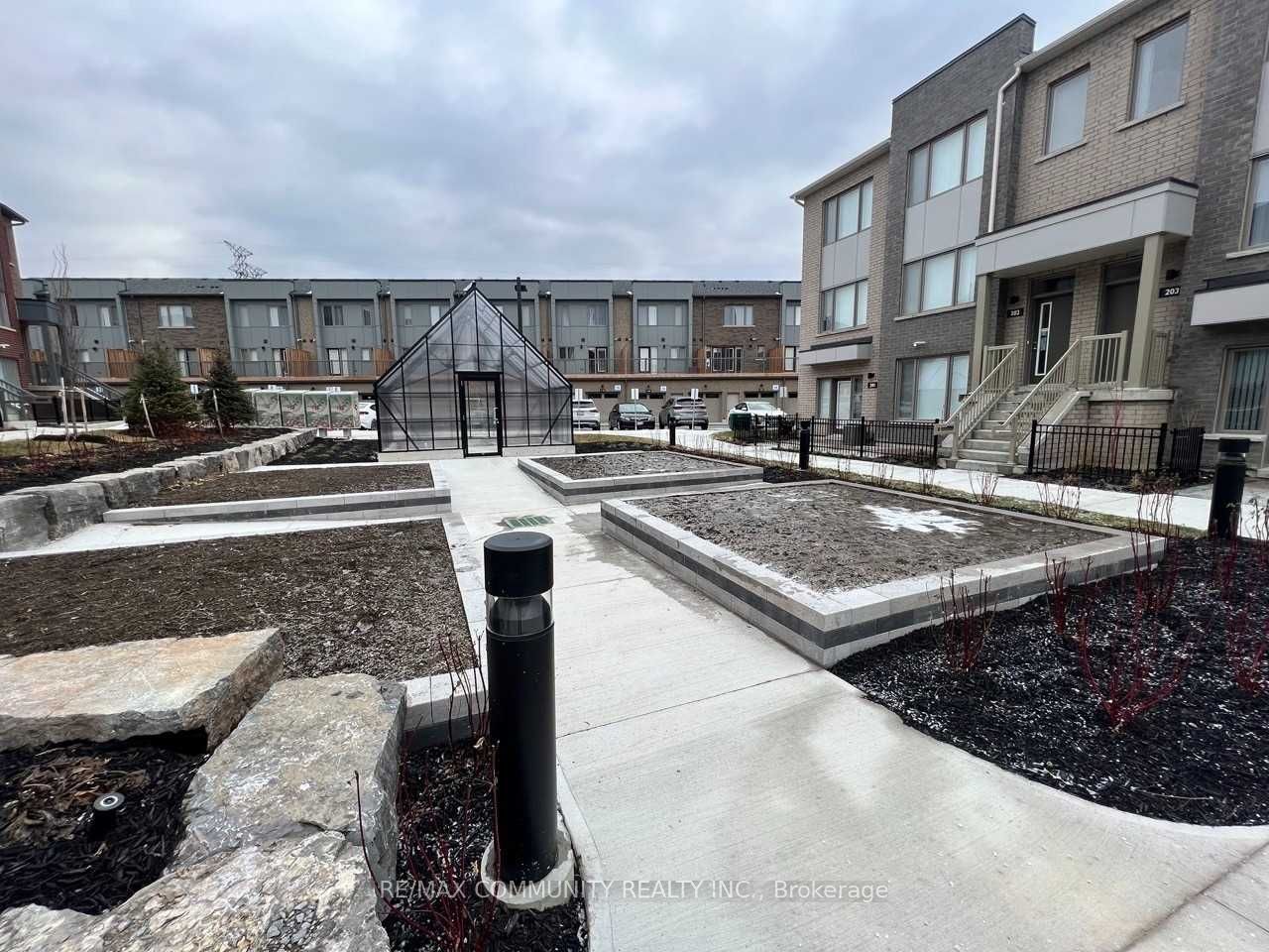 1525 Kingston Road 701, Pickering, ON L1V 0E9 photo 2