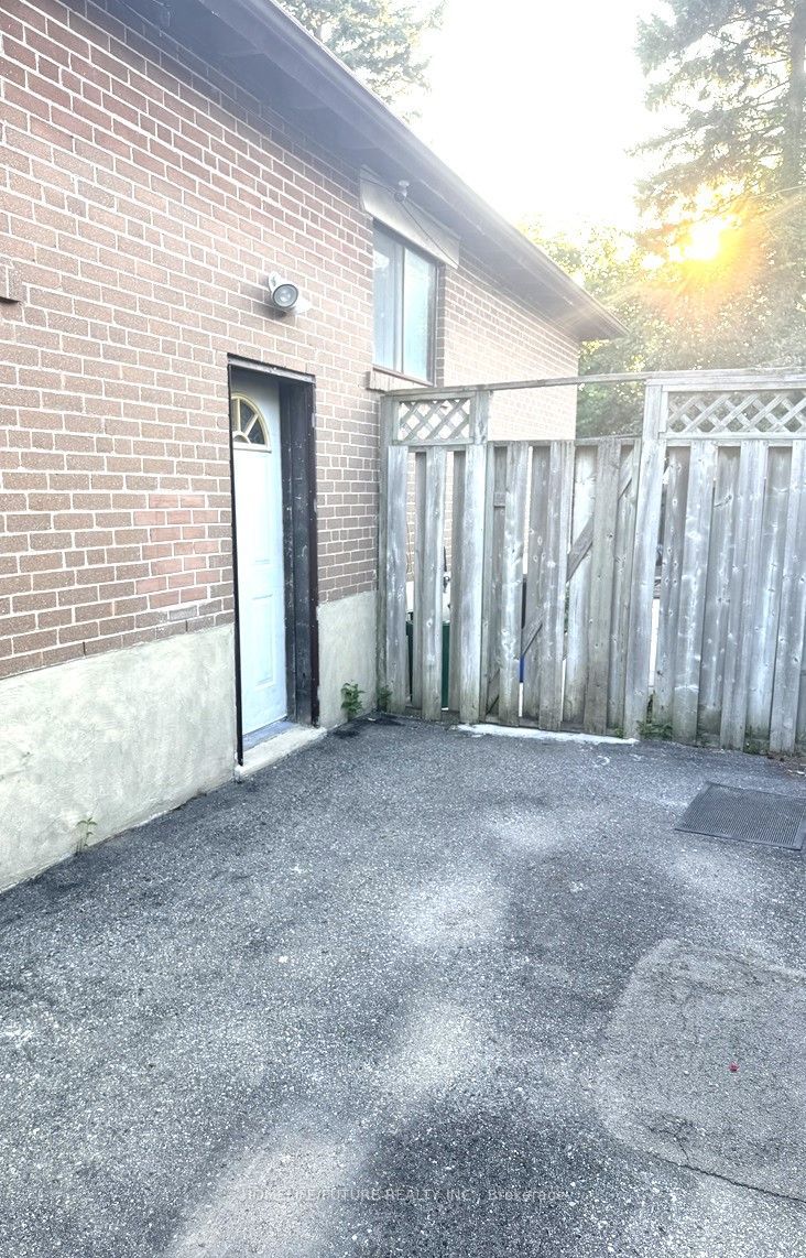 868 Chapleau Drive Bsmt, Pickering, ON L1W 1P4 photo 4