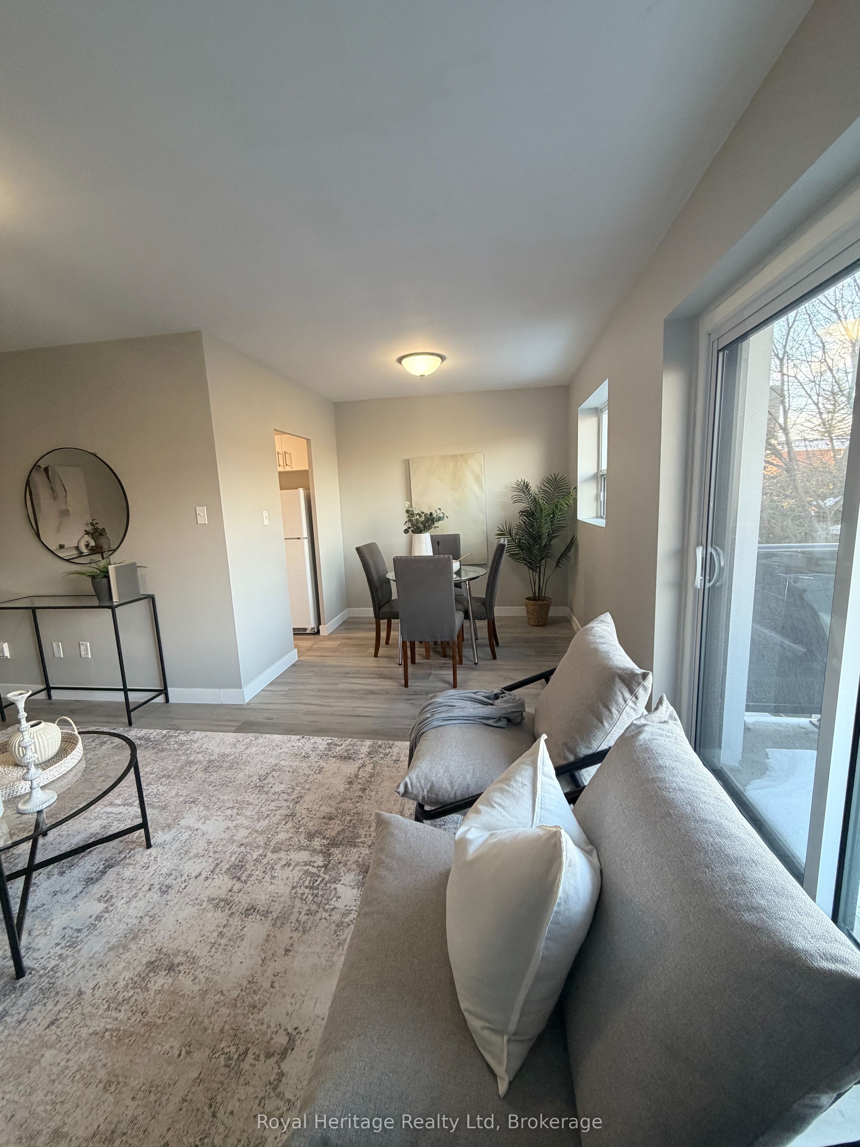 330 Gibb Street 305, Oshawa, ON L1J 1Z2 photo 3