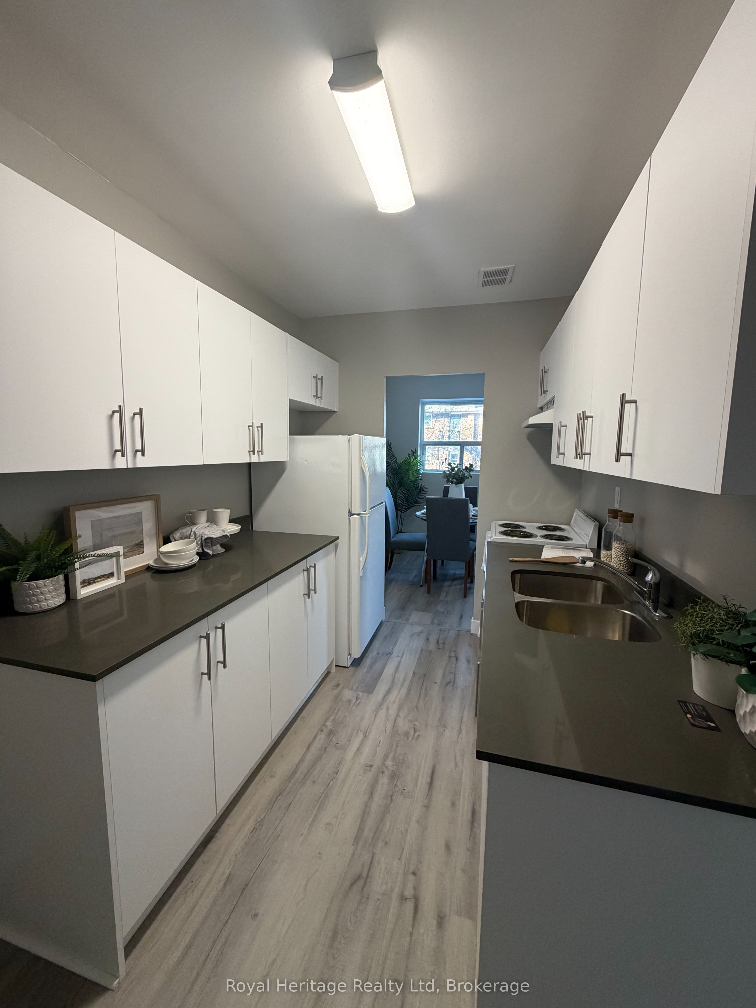 330 Gibb Street 305, Oshawa, ON L1J 1Z2 photo 5