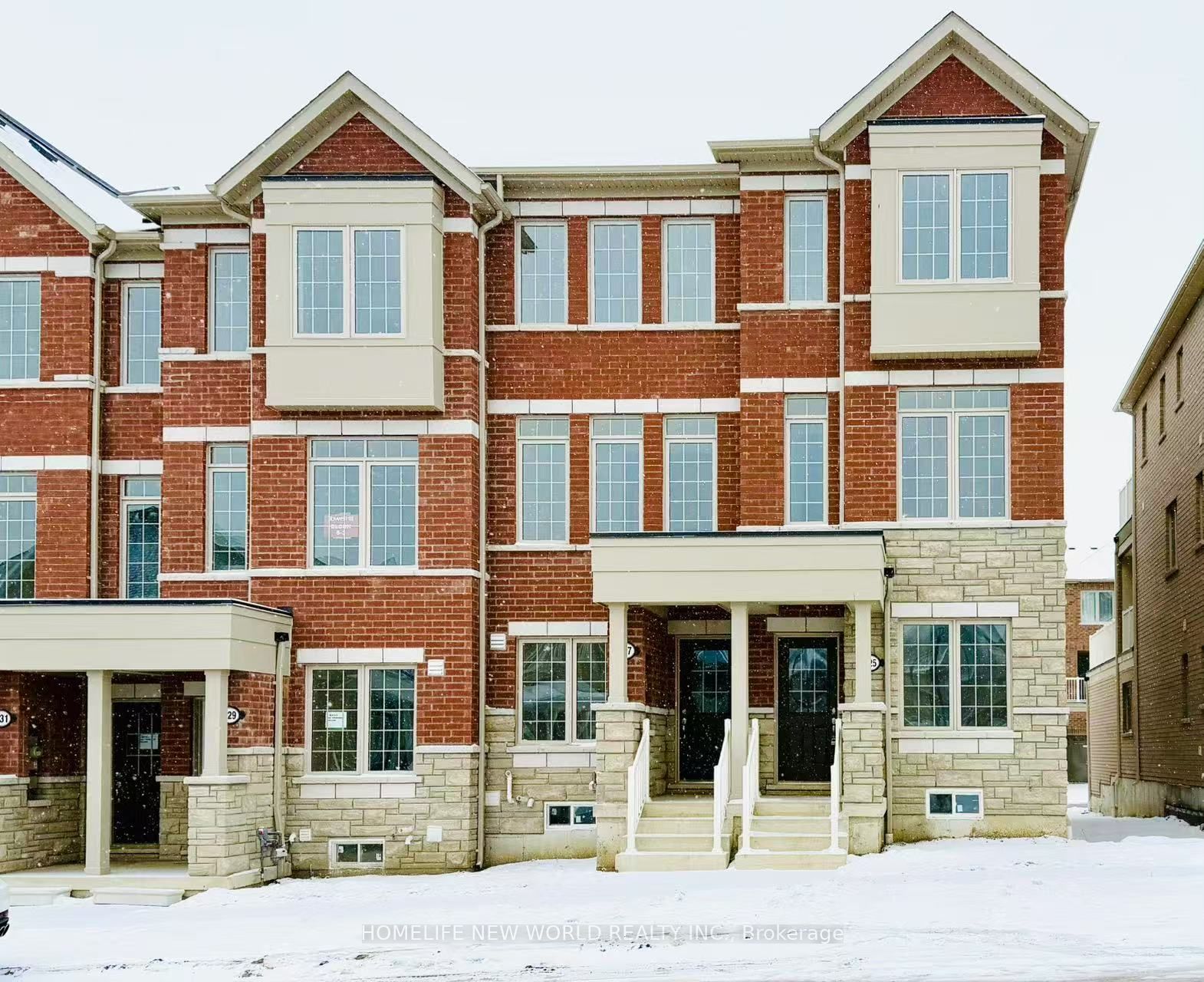 925 Crowsnest Hollow, Pickering, ON L1X 0P4 photo 2