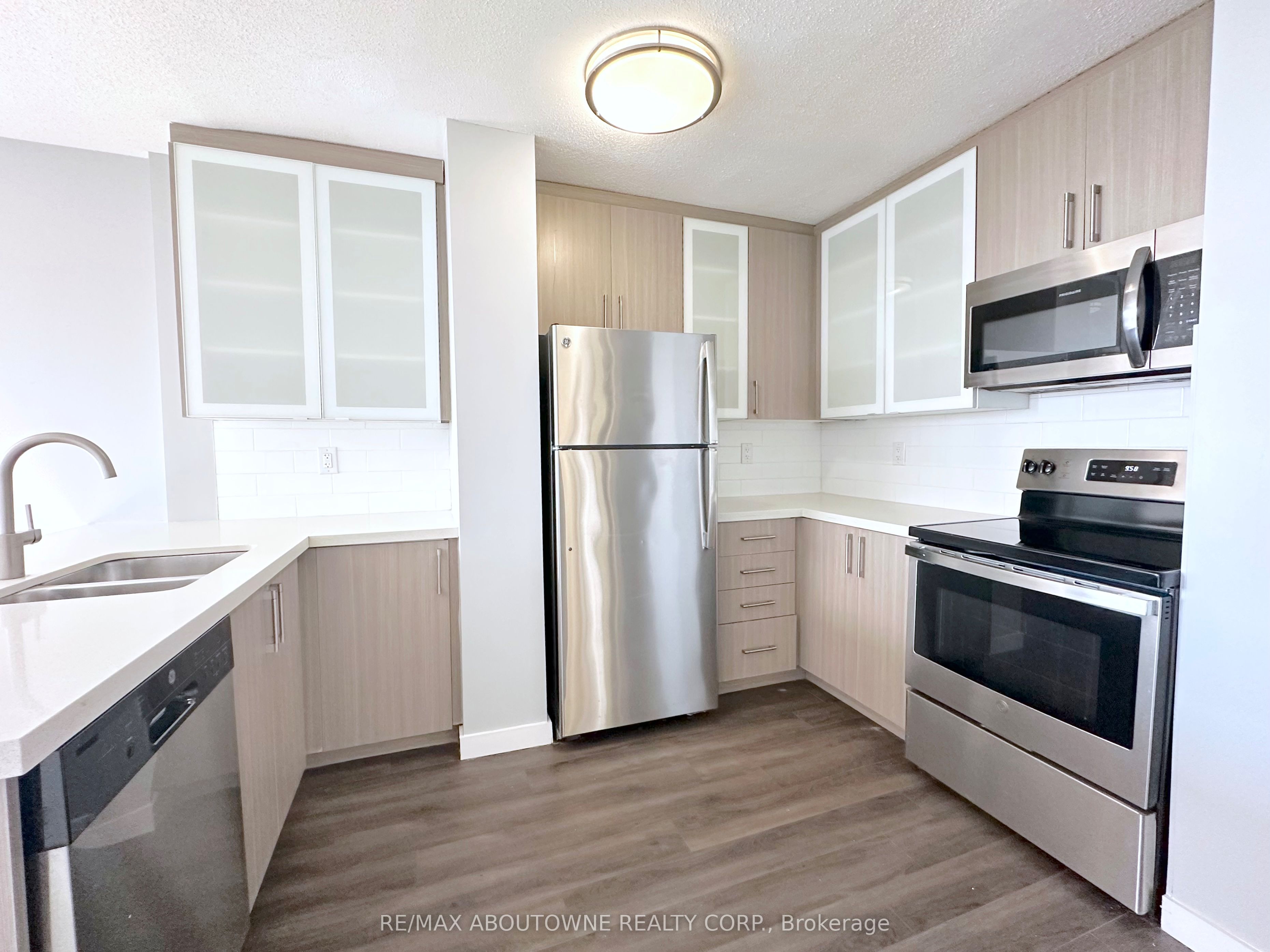 255 Main Street 211, Toronto, ON M4C 4X2 photo 2