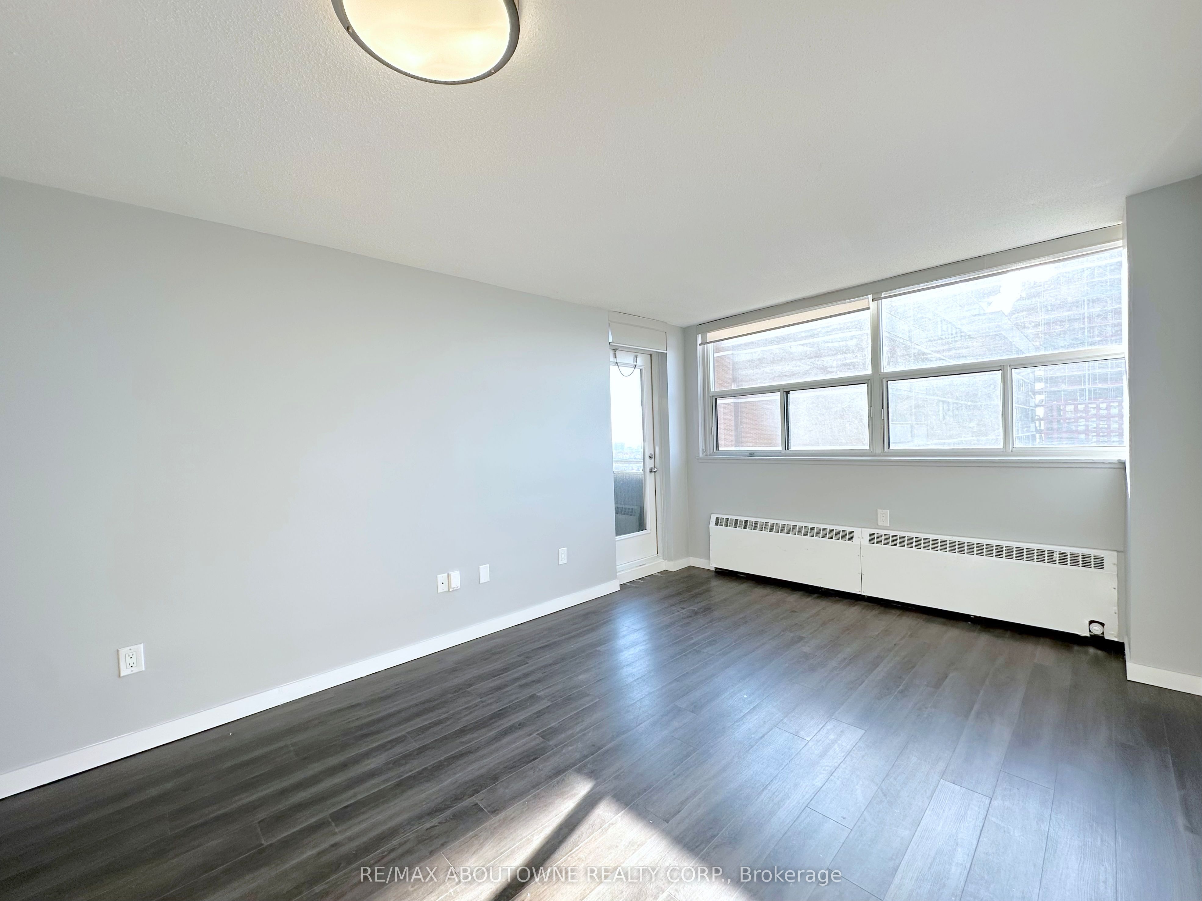 255 Main Street 211, Toronto, ON M4C 4X2 photo 4