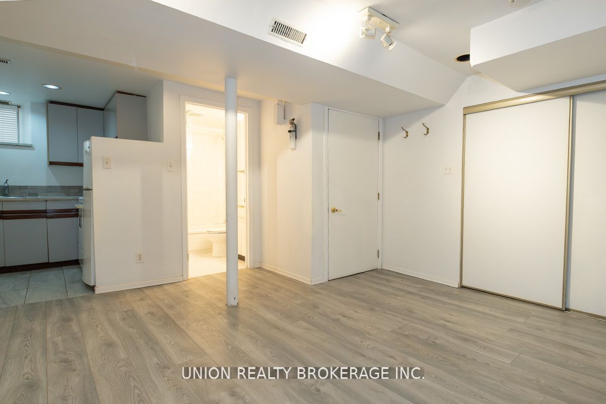 33 Balsam Avenue B1, Toronto, ON M4E 3B5 photo 4