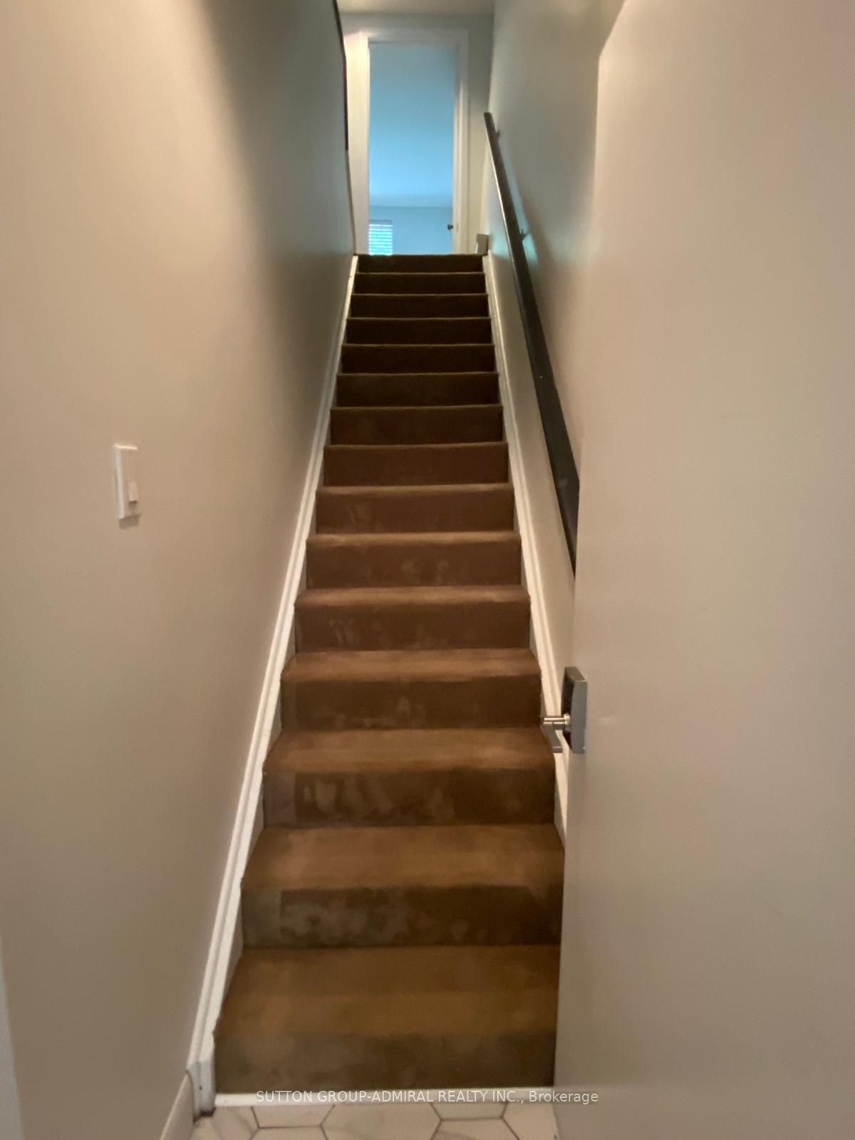 177 Logan Avenue 2nd Floor, Toronto, ON M4M 2N2 photo 3