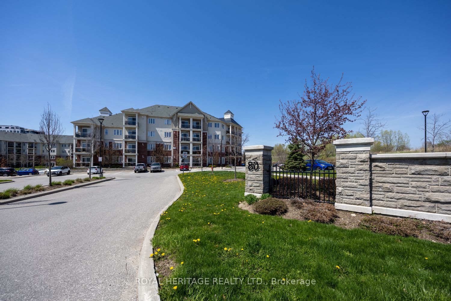 80 Aspen Springs Drive 220, Clarington, ON L1C 0V4 photo 3
