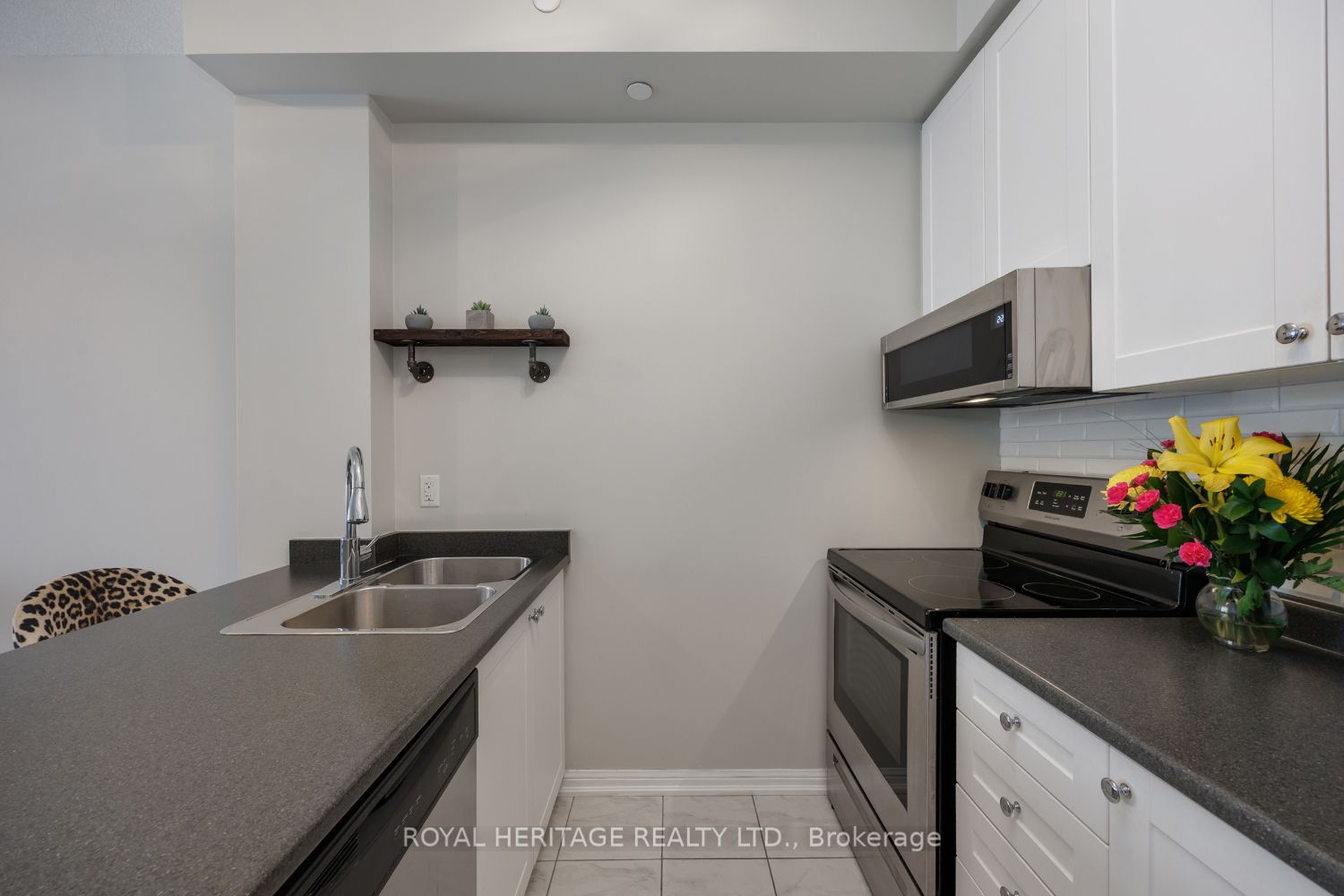 80 Aspen Springs Drive 220, Clarington, ON L1C 0V4 photo 5