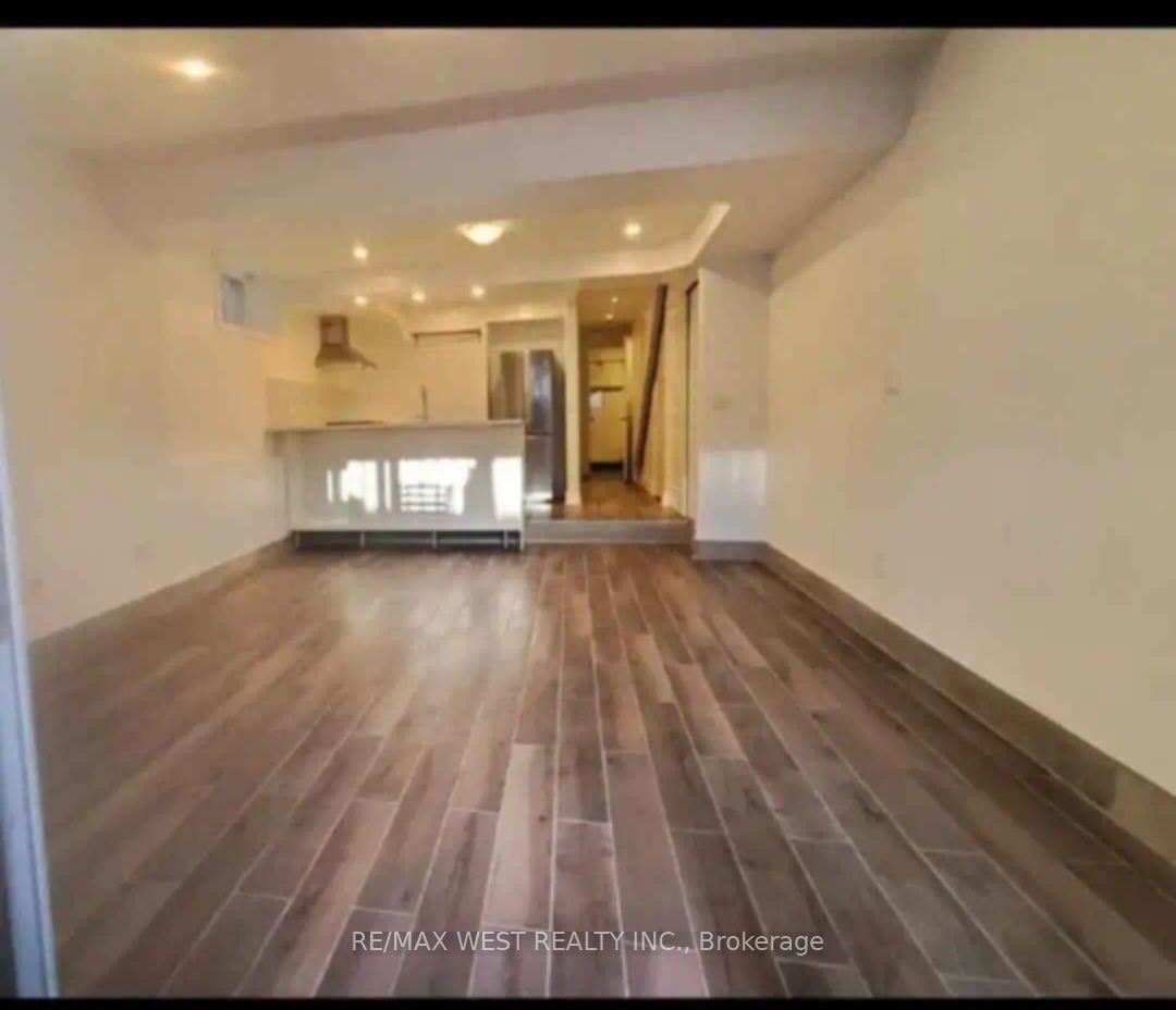 64 Galt Avenue Lower, Toronto, ON M4M 2Z1 photo 2
