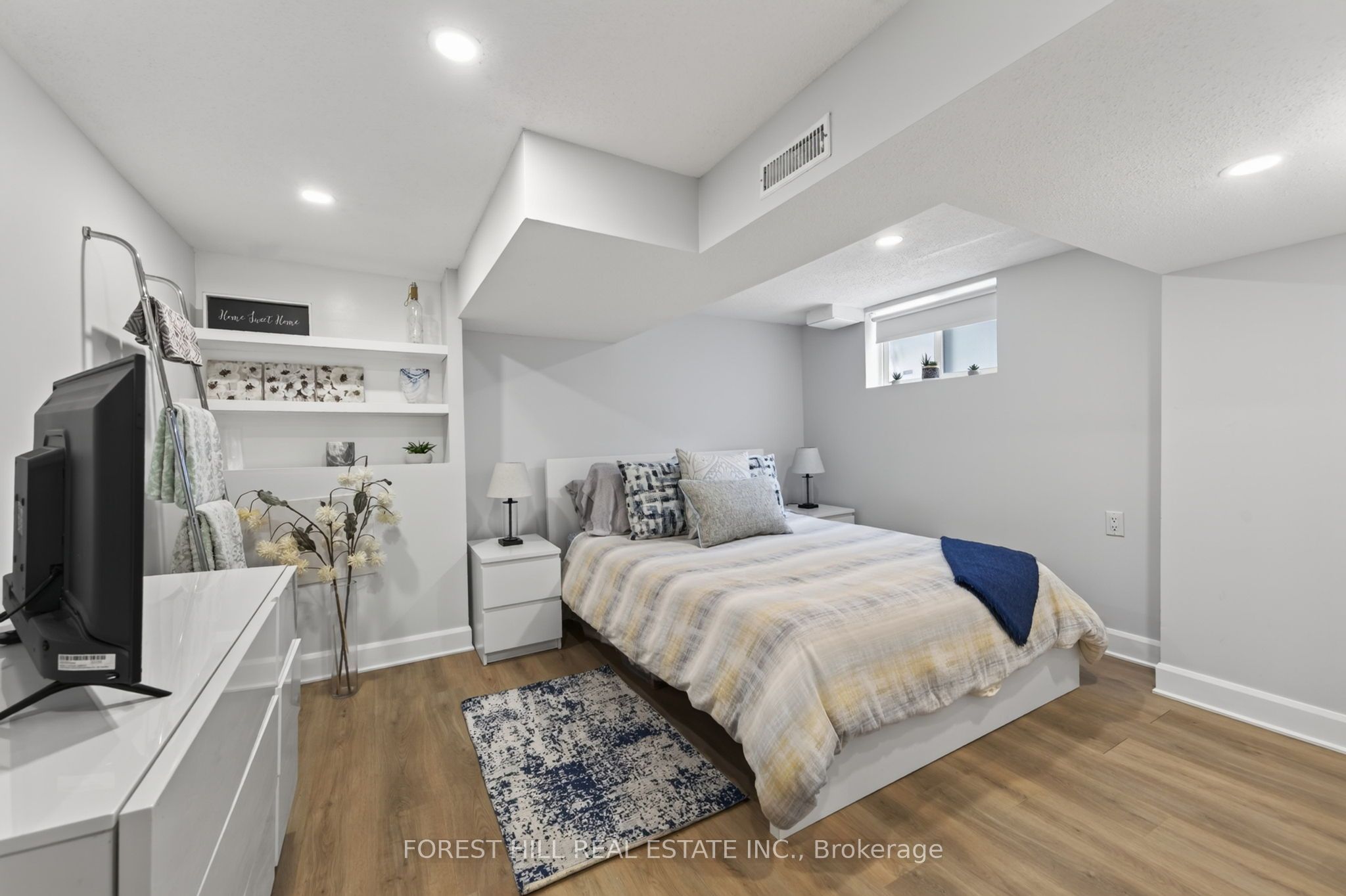 1040 Woodbine Avenue, Toronto, ON M4C 4C4 photo 2