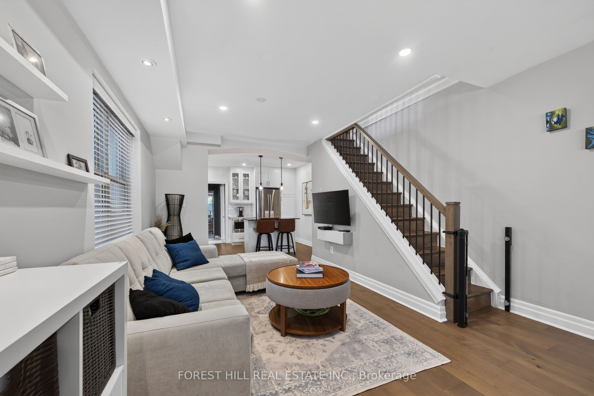 1040 Woodbine Avenue, Toronto, ON M4C 4C4 photo 3