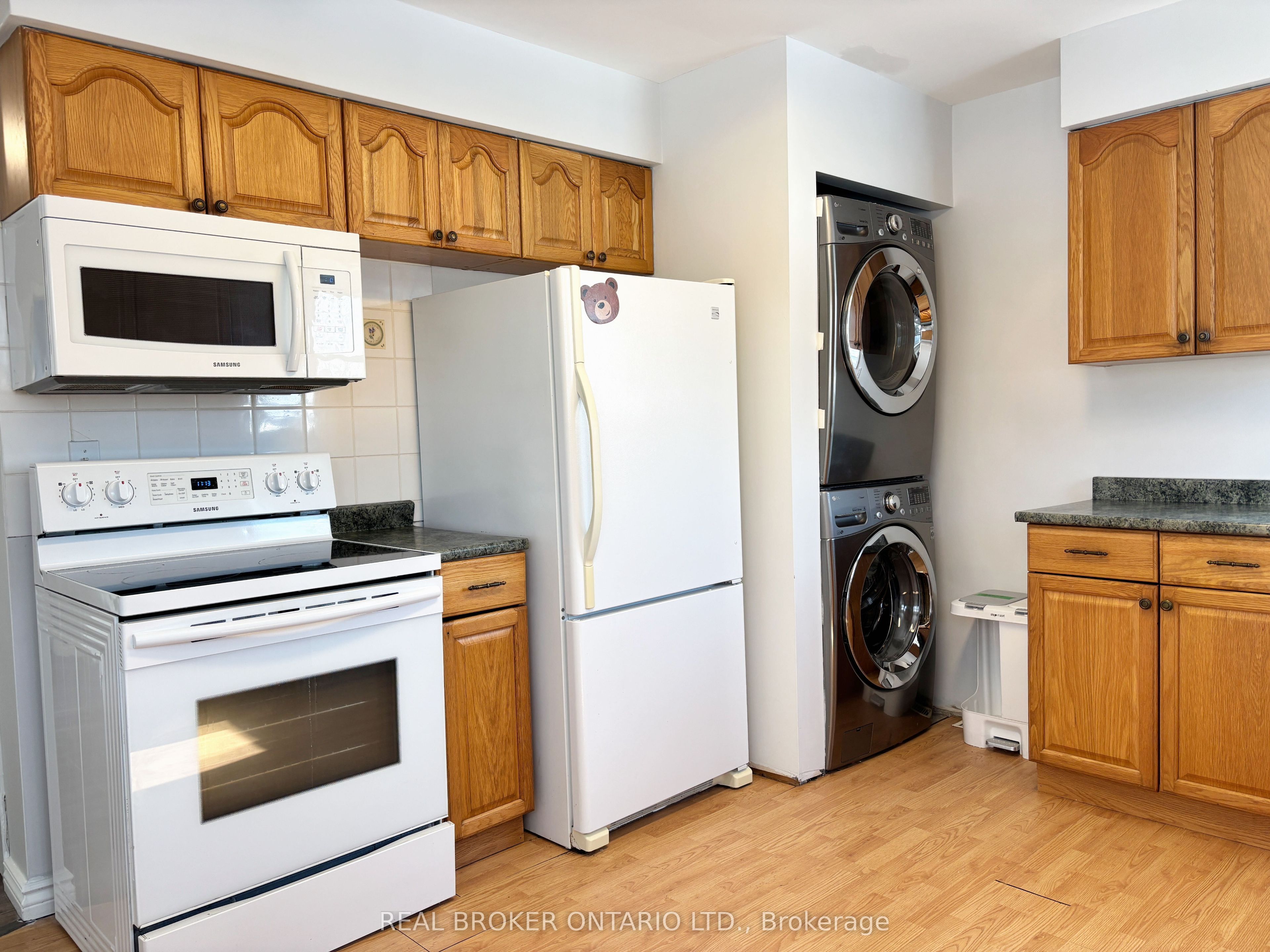 327 Dover Street Main Fl, Oshawa, ON L1G 6G7 photo 2