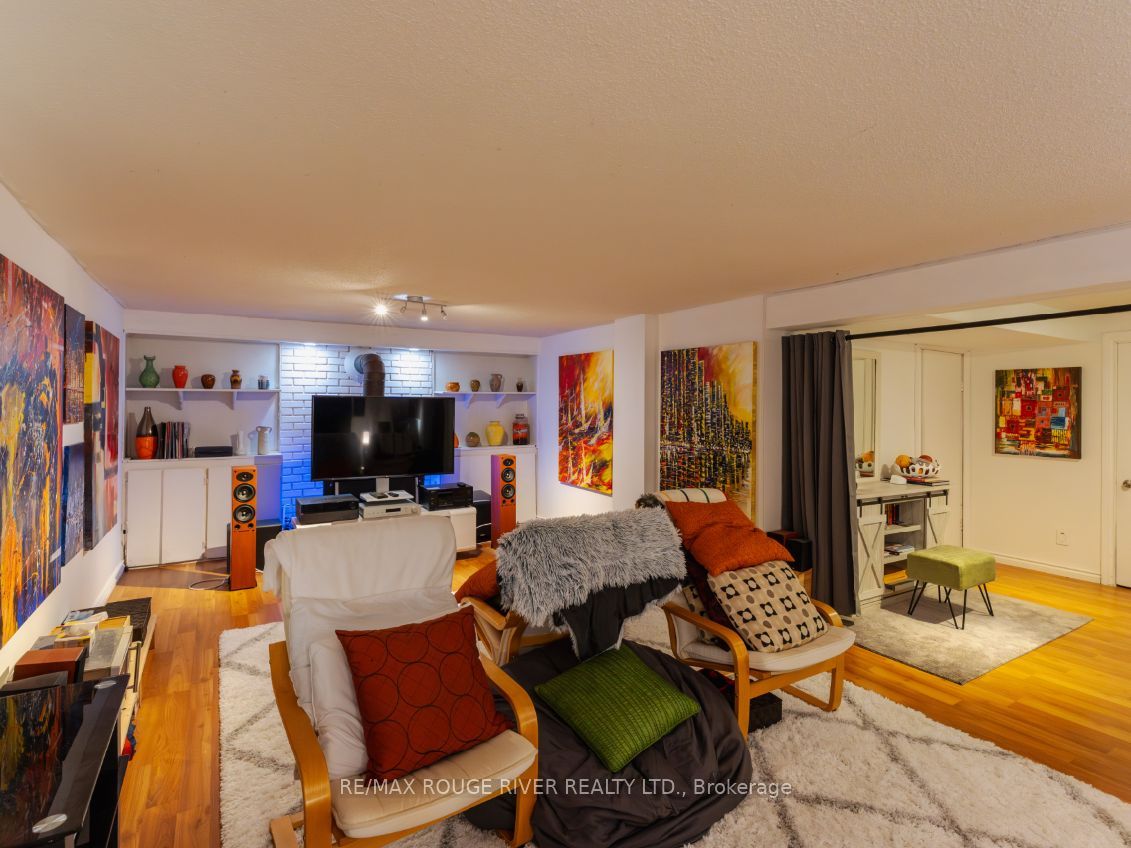 5 Pixley Crescent, Toronto, ON M1E 3G5