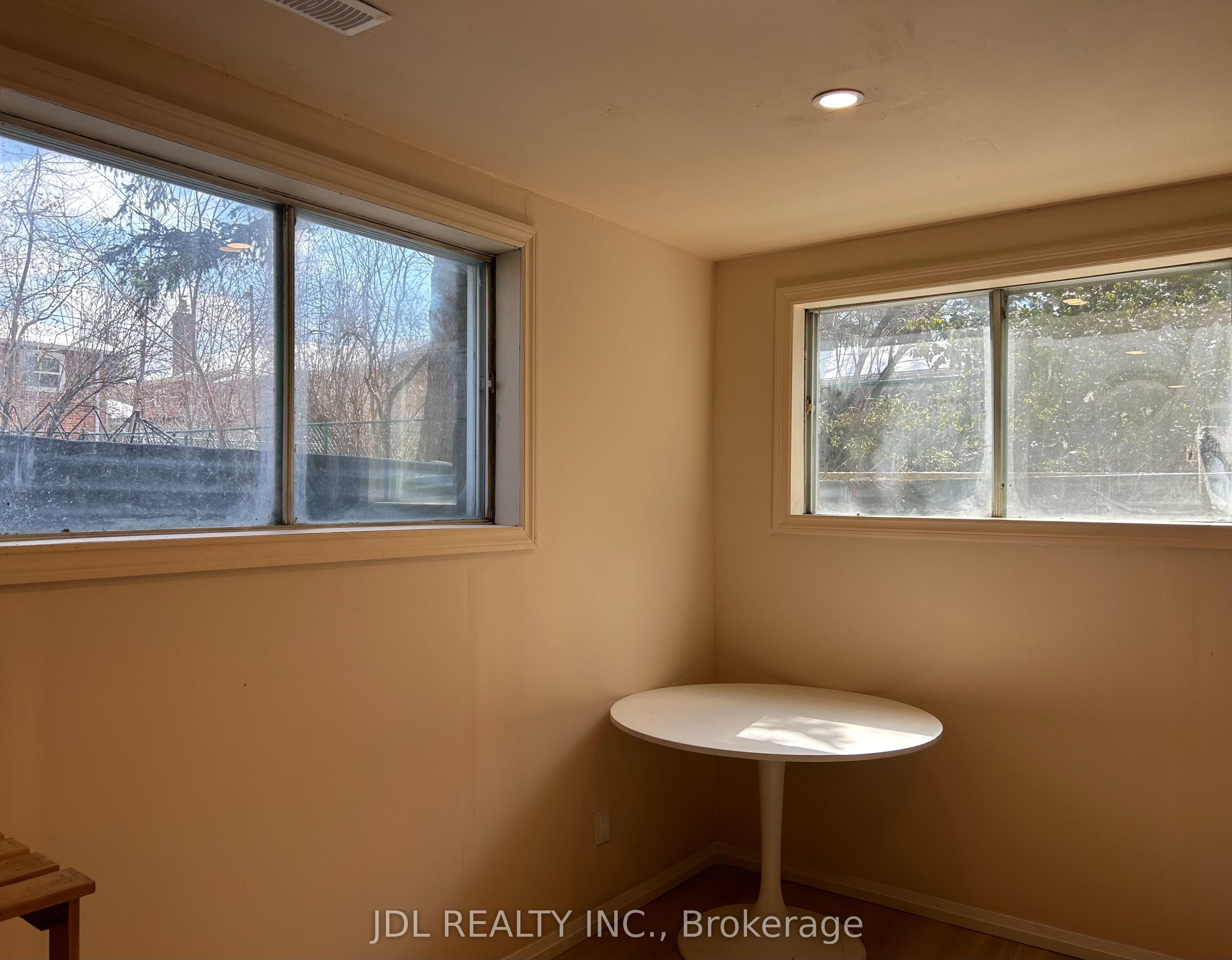21 Squires Ave Avenue Two-Bedroom Bsmt, Toronto, ON M4B 2R2 photo 3